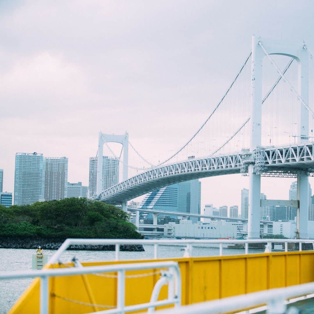 デックス東京ビーチ公式Instagramのインスタグラム：「お台場で優雅にクルージングしませんか🛳？ . お台場海浜公園から浅草や豊洲へ美しい景色を見ながらクルージングが出来るんです♪ . 写真の「海舟」船は沢山の陽光が差し込むデッキが特徴です！ 屋上やサイドデッキからは東京港の雄大な景観が広がります✨ . デックスでショッピングを楽しんだ後は、水上バスで、お台場を一望しませんか？ . #お台場 #デックス東京ビーチ #デックス #japan #tokyo #odaiba #deckstokyobeach #decks #お買い物 #ショッピング #ショッピングモール #海 #ビーチ #お台場海浜公園 #海浜公園 #豪華客船 #水上バス #東京湾クルーズ #船上 #航海 #海舟 #クルージング #船 #東京湾 #レインボーブリッジ #クルーズ #豊洲 #浅草 #東京クルーズ #tokyocruise」
