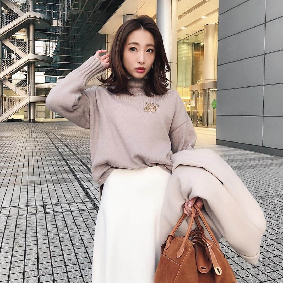 冨張愛さんのインスタグラム写真 - (冨張愛Instagram)「Milk tea color ☕︎♡ * knit ... #fifth #fifthtl skirt ... #aveniretoile brooch ... #loewe bag ... #hermes #coordinate #ootd #outfit #fashion #instafashion #meg_ootd #코디네이트 #패션 #카메라 #コーディネート #コーデ #ファッション #今日のコーデ #今日の服 #冬コーデ #ニット #タートルネック #ミルクティー #フィフス #エルメス #リンディ #ロエベ #ブローチ」1月17日 19時24分 - megumitomihari