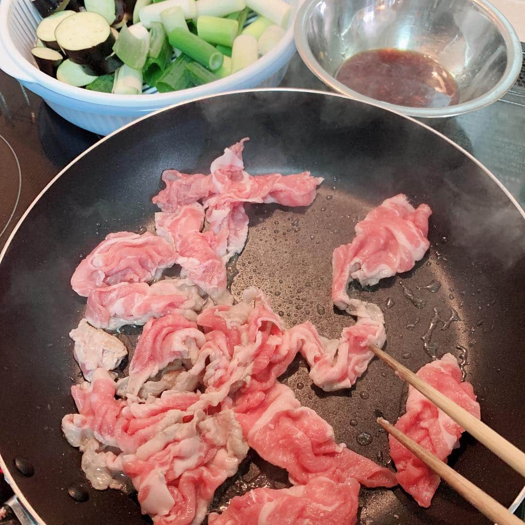 水谷雅子さんのインスタグラム写真 - (水谷雅子Instagram)「#晩御飯 #お家ご飯 #dinner  #餅と豚肉とチーズネギ焼き #キューピー3分クッキング  #トッピング#ナス  #水谷雅子#水谷雅子beautybook50の私  甘辛いタレとチーズがこれまた合うんだよね😋👍💖 タレ⭐️しょうゆ 大さじ2、酒大さじ2、 砂糖大さじ2、 おろしにんにく少々」1月17日 20時16分 - mizutanimasako