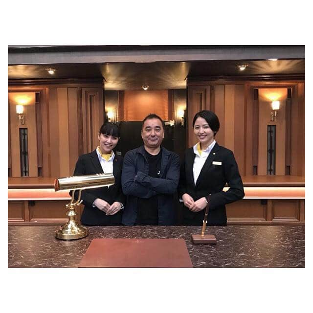 石川恋さんのインスタグラム写真 - (石川恋Instagram)「遂に明日！映画「マスカレード・ホテル」が公開となります。写真は大好きな先輩💓長澤まさみさん、そして鈴木雅之監督と🎬 去年から映画館に赴くと本作のポスターが貼られていて、予告も含めて見れば見るほど明日の公開日を迎えるのが楽しみになっていきました！ 撮影期間中は、本作の舞台となる"ホテル コルテシア東京"の大きくて豪華なセットに足を踏み入れる度にワクワクしていました。細部までこだわり抜かれていて、まさに本物の一流ホテルで働かせていただいている感覚でした。そんなホテルで繰り広げられる刑事×ホテルマン×宿泊客×連続殺人犯の攻防は、ハラハラドキドキの展開の連続で、一瞬足りとも目が離せません！ 豪華絢爛な傑作ミステリーを、この素晴らしい世界観を、ぜひ劇場で体感してください。映画「マスカレード・ホテル」いよいよ明日、グランドオープンです🏨✨たくさんの方に観ていただけますように、、！#映画 #マスカレードホテル #東野圭吾 著 #長澤まさみ さん #鈴木雅之 監督 #ホテルコルテシア東京 #川本美香」1月17日 11時43分 - ren_ishikawa