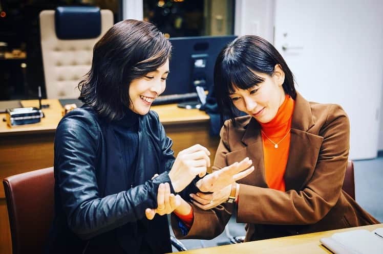 水川あさみのインスタグラム：「今夜のQUEENは広告代理店でパワハラ疑惑⁈というスキャンダル。第２話放送です☝️ 是非ご覧くださいませ！  写真はどれも何をやっていたのやら覚えておりませんが、とにかくいつも楽しそう😂 3枚目もまたシンクロしてますね！やたらとシンクロニシティ！😂 #ドラマQUEEN #木曜よる10時」