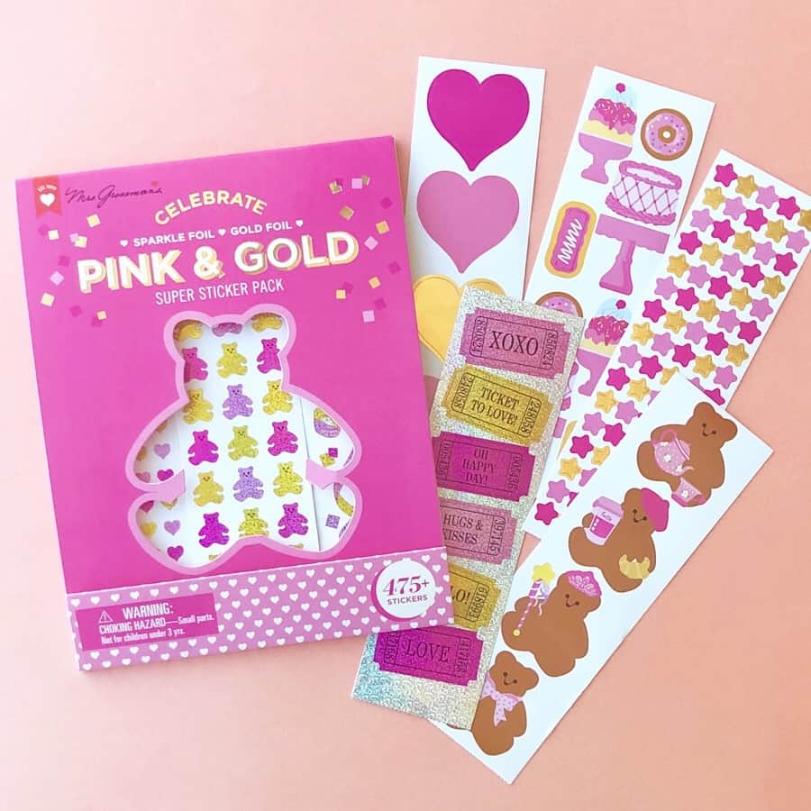 のインスタグラム：「PLAZA限定💗ピンク＆ゴールドをテーマにしたミセス・グロスマンの「ステッカーファンパック」💛ベアやハート、チケットなどのミセス・グロスマンでおなじみのデザインに、ピンク、ゴールド、スパークル、箔などを使用した、たっぷり475枚入りの詰め合わせです❣️ . ミセス･グロスマン ステッカー FUNPACK　PINK/GOLD ¥972(税込) . PLAZA・MINiPLA・PLAZA ONLINE STOREでお取り扱いしています❣️ . #mrsgrossmans #ミセスグロスマン #グロスマン #ステッカー #シール #PLAZA #プラザ #MINiPLA #MINIPLA #ミニプラ」