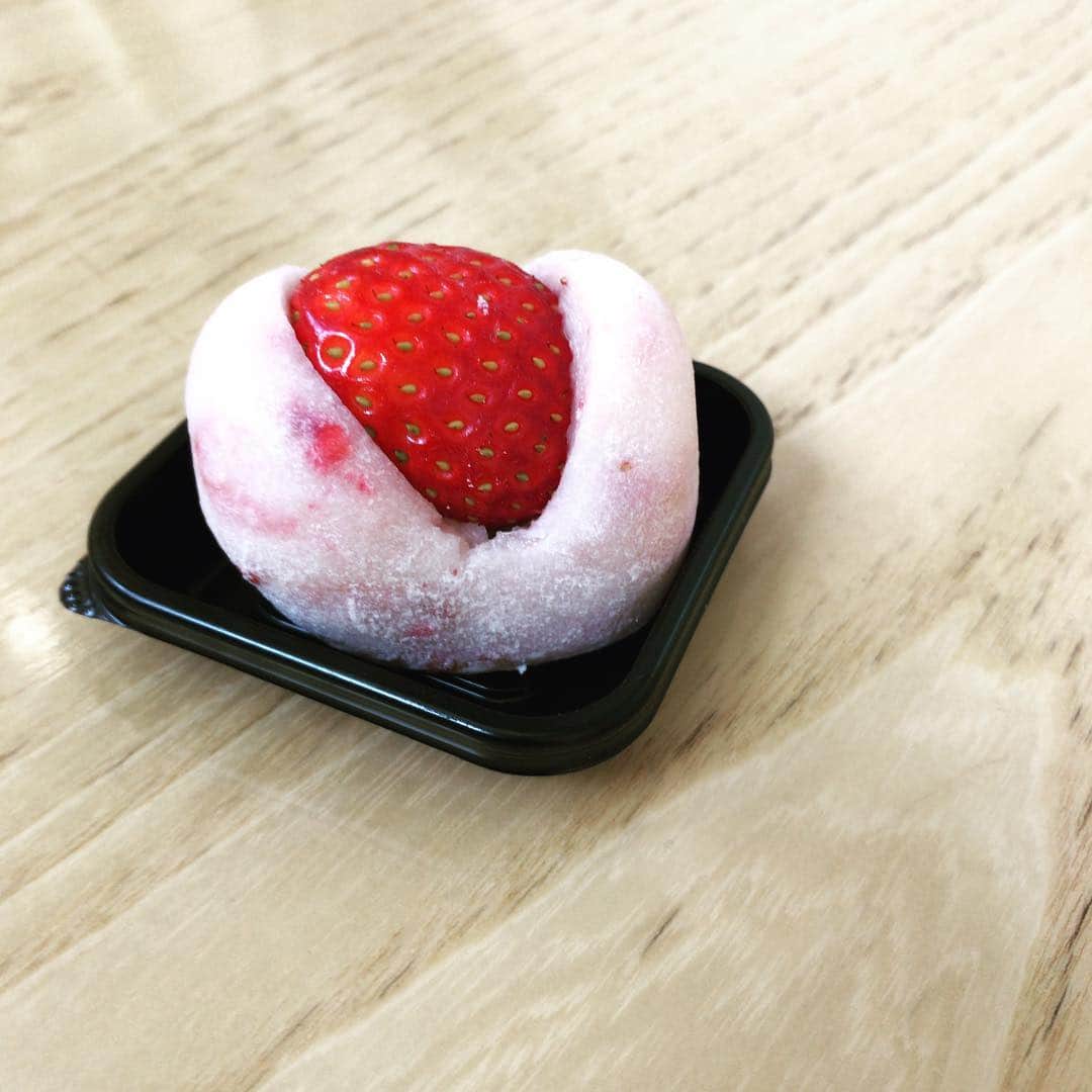加藤千恵のインスタグラム：「イートインスペースで苺大福。餅愛はあるけど、あんこ愛がないため、和菓子はそんなに食べないんだけど、苺大福は見ると欲しくなる。そして苺大福のために生まれたのであろう練乳餡、初めて食べたけど、素晴らしい発明！」