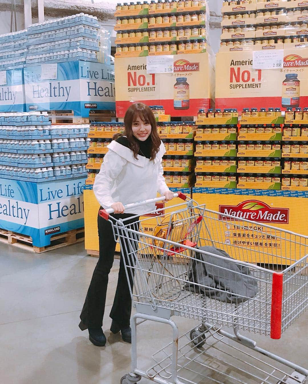 眞木美咲パメラさんのインスタグラム写真 - (眞木美咲パメラInstagram)「初めてのコストコ！ アメリカではよく行ったけど日本では初めて🇯🇵！ 全部がおっきくて感動🥺 楽しくなっちゃうよね😂 . お洋服は上下EMODAにEVRISのショートブーツだよー🤩🤘🏻 . #コストコ #懐かしいこの感じ #なにがおススメですか #ピクルス必須 #costco  #ootd」1月17日 13時13分 - pamypamypamy