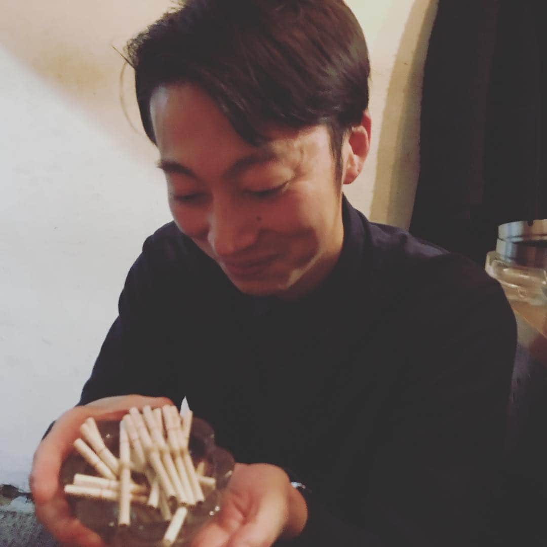ノブ さんのインスタグラム写真 - (ノブ Instagram)「いつかのはんにゃ金田。 一晩飲んでお会計時に今日のタバコの本数観て笑ってる。 #何この行事 #孫の初めての折り紙見た時の笑顔 #面白い形のうんこが出た時の笑顔」1月17日 13時33分 - noboomanzaishi