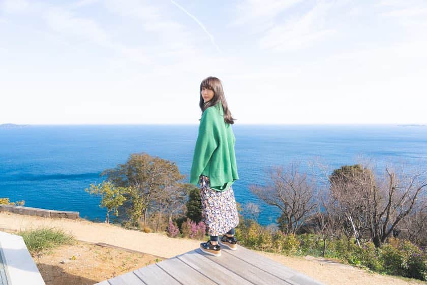 葉月祥子さんのインスタグラム写真 - (葉月祥子Instagram)「青い空と海が好き﻿！﻿ どこまでも広くて﻿ 深くて﻿ 澄んでいて。﻿ この日は雲も、羽根みたいだったな✨﻿﻿ ﻿﻿ この撮影場所の熱海ハーブ&ローズガーデン、素晴らしく絶景でした🌎✨🌱☺️﻿ ﻿ 近々HP立ち上げるのよさ♪﻿ #shooting#photography#model#shokohazuki#photographer#kazuakisakuma﻿」1月17日 13時43分 - shokohazz210