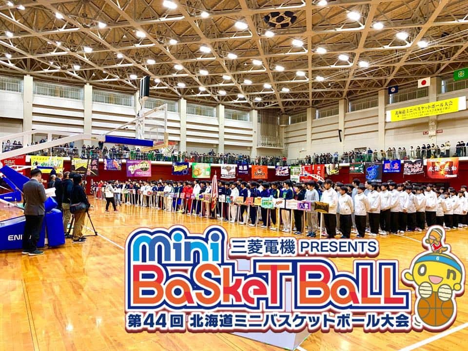 福田太郎のインスタグラム：「🏀全道の頂点へ🏀 小学生たちの熱き戦い、 北海道ミニバスケットボール大会が行われました🔥 ６年生にとっては集大成。笑顔と涙が溢れる大会に😂 将来のバスケ界を担う逸材もいるかもしれません！ いや、います！🙋‍♂️いました！🙋‍♀️ 決勝の熱戦は、午後２時３分から放送です⛹️‍♂️ 冬休みのお子さんたちと一緒に、ぜひ⛹️‍♀️ 負けじと、がんばろうって気持ちになれます🙆‍♂️🙆‍♀️ #三菱電機 PRESENTS 北海道ミニバスケットボール大会 #北海道 #ミニバス #全国大会 へ #ミニバス男子 北見勢 小泉端野vs北見南 #ミニバス女子 札幌勢 桜木vs澄川南 #解説 二又利行さん #実況 #福田太郎 #htb 日頃 #レバンガ観てるのでバスケが楽しくて仕方ない🏀 そして、#ナレーション 担当は #土屋まり #アナウンサー directed by @ohtagram #太田明生」