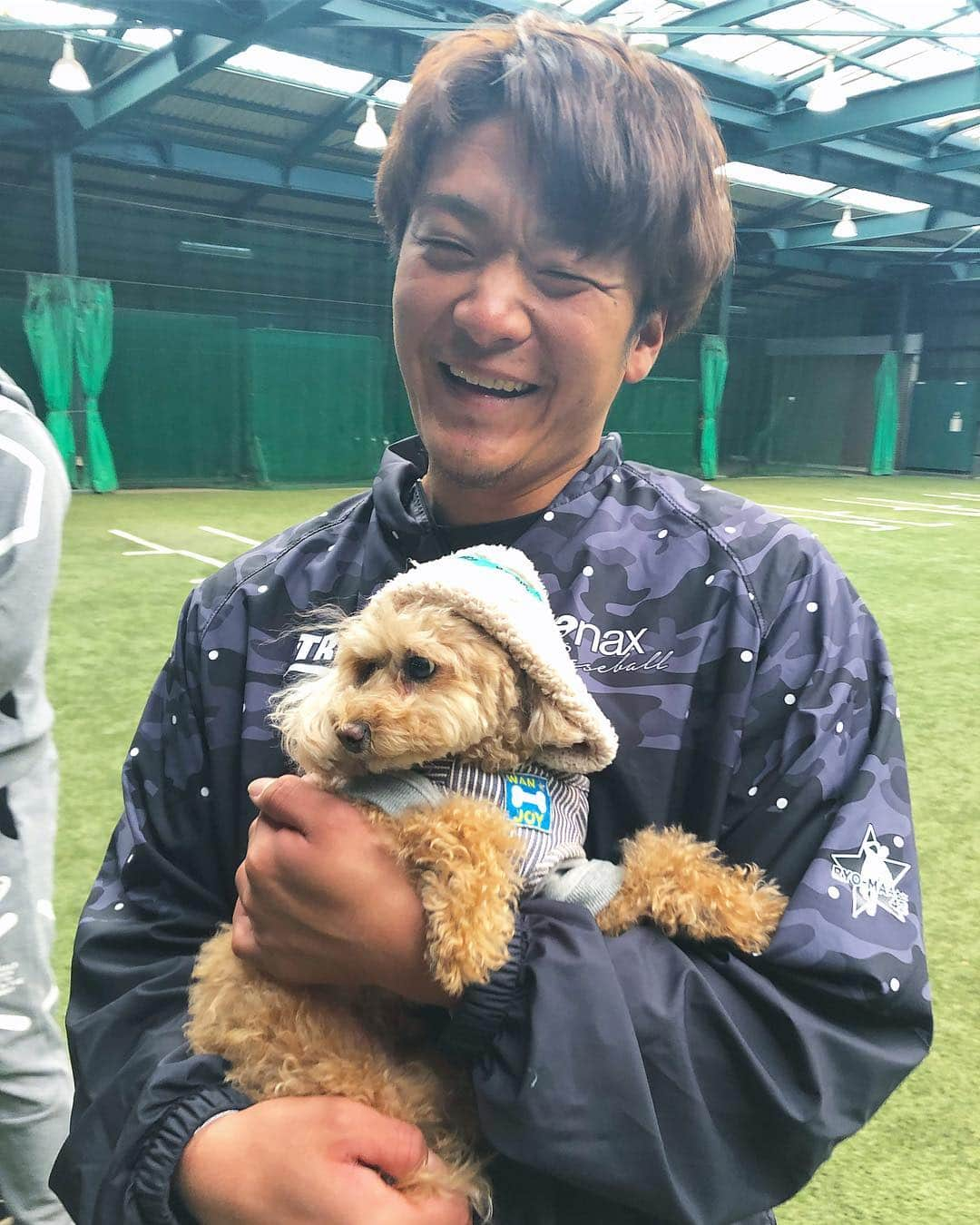 横山弘樹さんのインスタグラム写真 - (横山弘樹Instagram)「昼休憩！ わんちゃんと戯れて体力回復💪🏻絶好調👍🏻 #武田翔太 #大竹耕太郎 #松田遼馬 #田浦文丸 #松田遼馬 #松田遼馬笑 #ケムナはどこに」1月17日 14時03分 - h_y.18