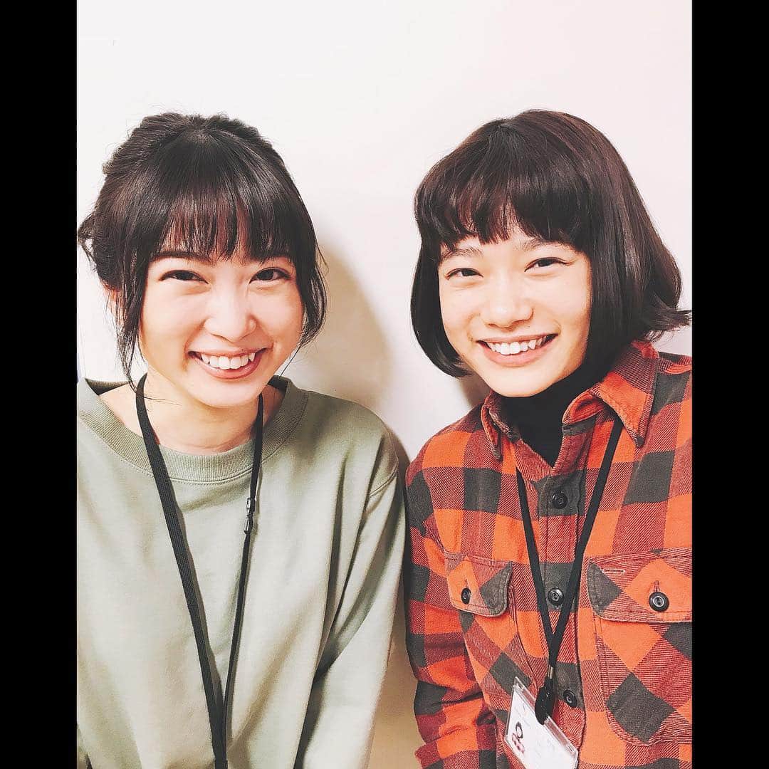 杉咲花のインスタグラム：「ドラマ「ハケン占い師アタル」 ついに本日より放送開始です。 人のあらゆることが見えてしまう特殊能力を持つアタルが、とあるイベント会社に派遣社員として現れるところから始まるこの物語。 第１話は志田未来さん演じる神田さんの回。志田さんに憧れて今の事務所のオーディションを受けたわたしにとっては、今回ご一緒させて頂けていること、本当に夢のような話のですが。同じ作品に携わらせていただけて、毎日お芝居を誰よりも最初に観られていること、今日も相変わらずドキドキしています。 志田さんは、わたしにとって特別な先輩です。 - いつも朝起きて一日ふつうに働くだけでも大変なことなのに、そんな忙しない時間の中で、うまくいかないこと、悔しいこと嫌なことはいっぱいあるけど、そんな自分と同じように働いてる人や、自分のことを知ってくれる人は、きっといるはず。そんな、たまに忘れてしまうありがたさを このドラマでアタルさんは真正面から教えてくれる気がして、台本を開くたび、私自信も励まされています。 誰かの温もりに抱きしめてもらえるような、あなたをそっと励ますことのできるようなドラマになっていたら、嬉しいな。 現場の皆様と、最後まで気持ちを込めて頑張るので、どうかたくさんの方のもとへ ドラマが届きますように。 テレビ朝日にて今夜21時から放送です。 #ハケン占い師アタル」