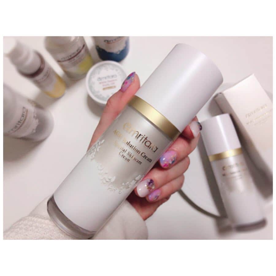 rinaのインスタグラム：「. ＼ワタシ的 一生モノ クリーム／ . 昨年11月に発売された #amritara @amritara_official #エイジソリューションクリーム 30g / 9,600円(+税) . リリースイベントの様子は以前 ストーリーズにもUPしましたが 3ヵ月使いこみ(只今2本目！) afterレポさせていただきます。 . エイジング現象の｢糖化｣に 着目した高保湿クリーム✨ ｢糖化｣とは、肌や髪など全身を 構成しているたんぱく質に 糖質が結びつき劣化するコト。 . 糖化した たんぱく質は｢AGE｣ という悪玉物質が生まれ、 肌では乾燥やくすみの原因に...。 と！その｢糖化｣に アプローチしてくれるのが、 エイジソリューションクリーム！ . 長年愛用している大好きな化粧水 #ホワイトバーチモイストウォーター と同じく、 白樺樹液がベースになっていたり 25種類の植物成分が贅沢に 配合されていたり。 . 肌が柔らかくなって 弾力がUPした気がするし、 特に！目の周りのシワッシワに 効果を感じています！！！笑 メイクしてもカサつかない！ . エアレス容器なんですが、 中身が見えないので 残量がわからないのだけが...笑 いつなくなるか怯えながら 使いきりました笑 要ストック！ . 長くなってしまいましたが、 amritara史上 最高峰クリーム！ 和ハーブの香りも素晴らしいので 是非！チェックしてみて🧚‍♀️ . @amritara_official . #アムリターラ #オーガニック #オーガニックコスメ #ナチュラル #ナチュラルコスメ #コスメ #スキンケア #クリーム #エイジングケア #メイク #美容 #化粧 #化粧品」