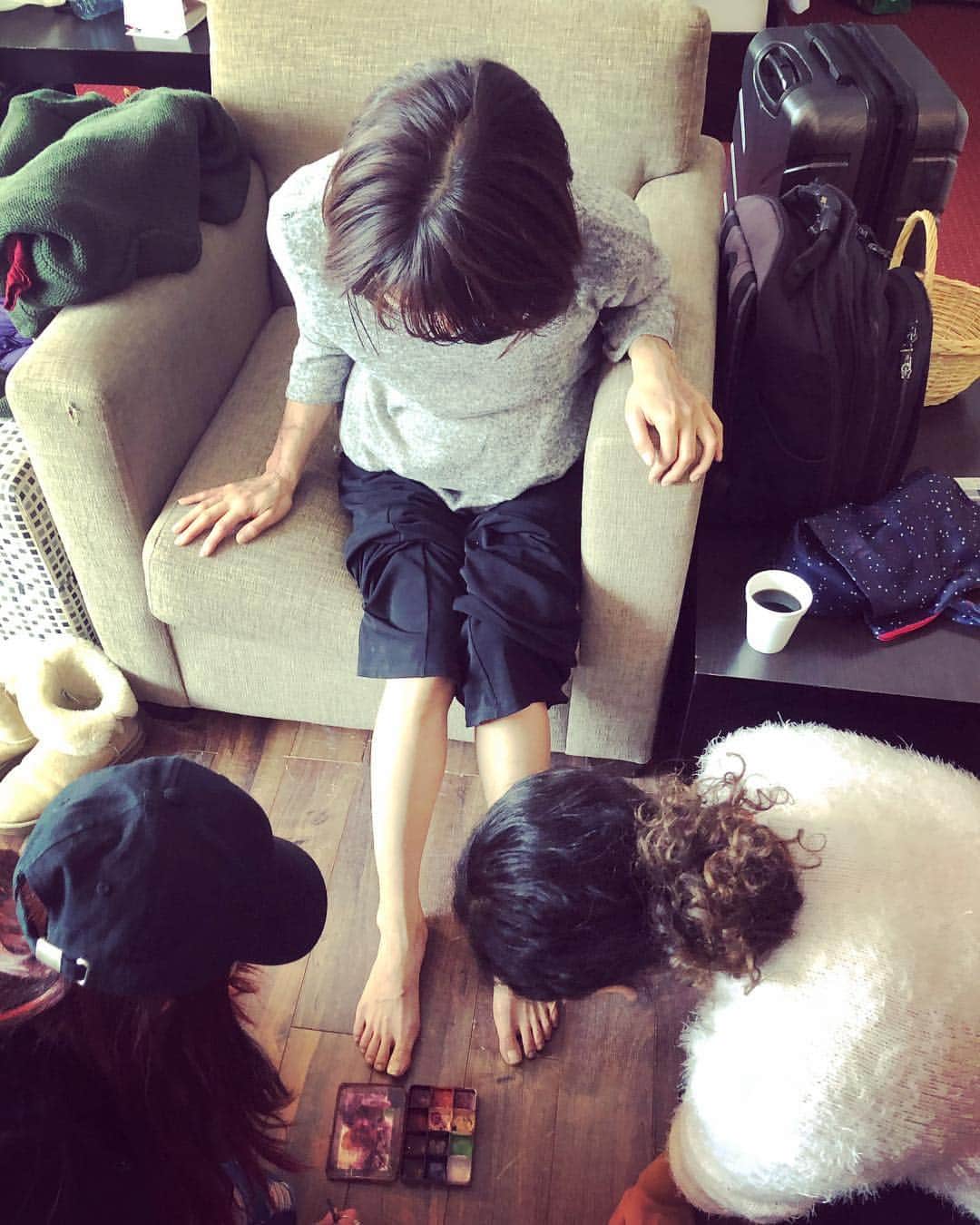 釈由美子さんのインスタグラム写真 - (釈由美子Instagram)「脚にも特殊メイクをしてもらってます！ 素晴らしい技術に感銘を受けました🤩✨ 明日もがんばります💪」1月17日 15時16分 - yumikoshaku
