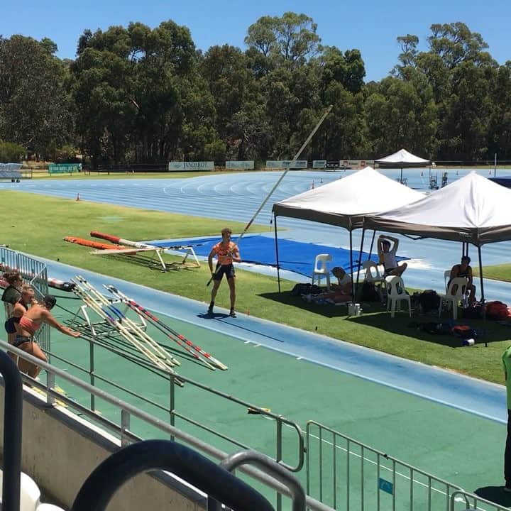 カーティス・マーシャルのインスタグラム：「Just a pretty little jump of mine! Let me know what y’all think... 🤔  @adidasrunning @insidewais」