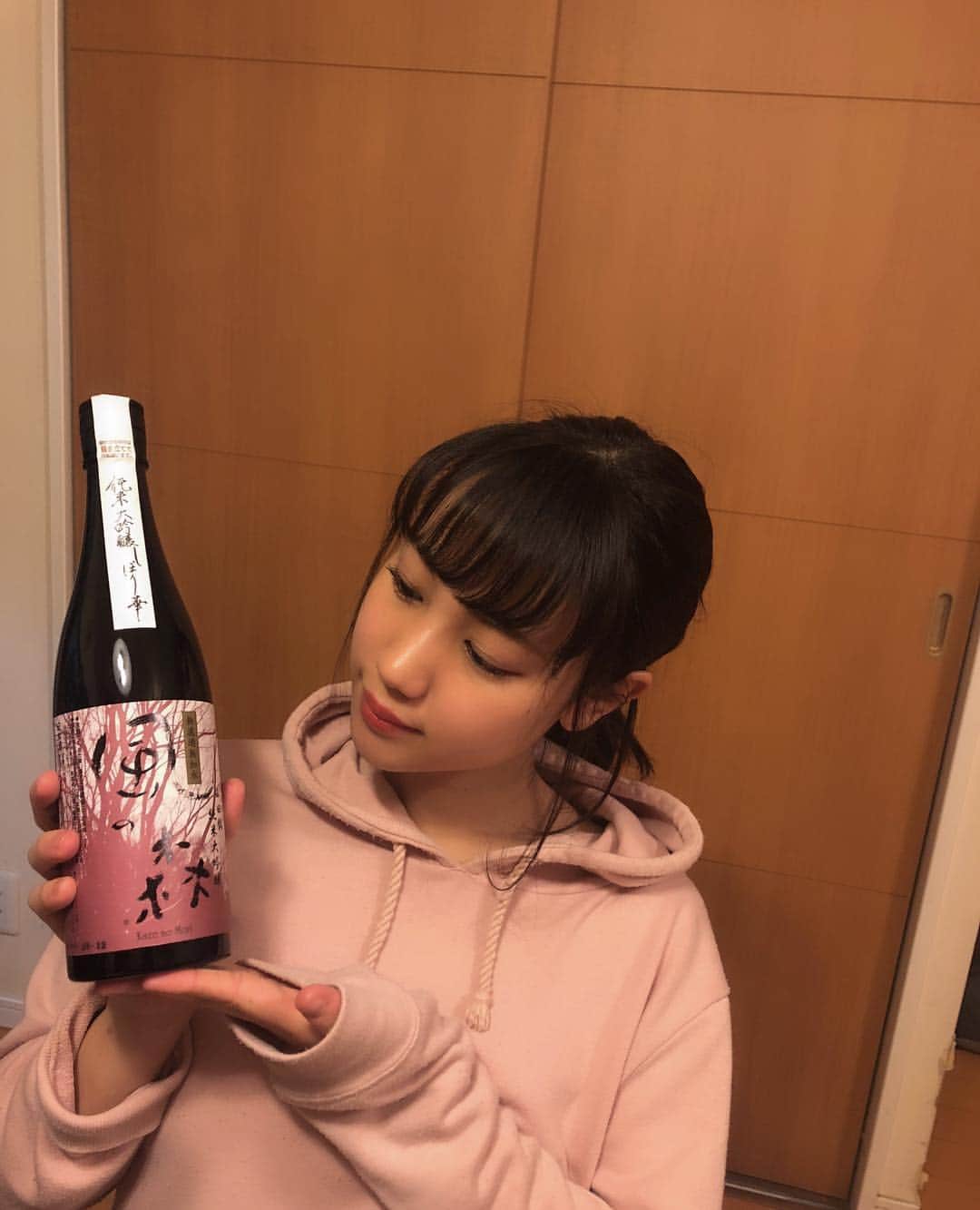 高野祐衣さんのインスタグラム写真 - (高野祐衣Instagram)「世の中で一番遅い あけましておめでとうございます投稿かな？🙏 何載せようばかり考えてたら もう1月も半分終わってた😢😢😢 .  お正月に実家で飲んだ日本酒を紹介します☺︎ .  私が日本酒好きと知って、おじがプレゼントしてくれた、奈良の「純米大吟醸  風の森」✨ .  めちゃめちゃ飲みやすい！！！ 普段あまり飲まない人もこれは飲めるはず！ 盛り無しでりんごの風味がして とっても私好みでした♡ 取り寄せようかなぁぁ（笑） .  #日本酒 #日本酒女子 #奈良 #風の森 #純米大吟醸」1月17日 15時38分 - yuipooon12_06