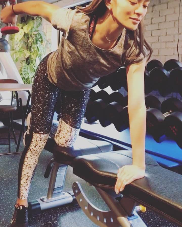 のインスタグラム：「今年からジムに通うことにしました👀 ・ ・ 運動をまったくしてこないで 好き勝手に暴飲暴食してきたら、 今まで１度も太ったことない私でも お腹が出てきたりと身体に 変化を見られるようになって、危ないと思い😂💧 4年ぶりにジムへ🏃‍♂️ ・ ・ パーソナルトレーナー付きで、 トレーニングの正しいフォームを しっかりと教えていただけるので メリハリのある綺麗な筋肉がつくはずッ❣️ ・ その時が楽しみ💓 ・ ・ ただ細いだけじゃなくて 健康的な美BODYを目指して 頑張ります✨ ・ 筋肉痛は恐怖でしかないけどッ😱笑 ・ ・ #555#triplefive#gym#training#akasaka#fashion#workout#筋肉もファッション#イけてる人は身体もイケてる#美意識#オシャレ#follow#followme#自分に負けない#自分とのたたかい#帰りは生まれたての子鹿状態#足ブルブル 🦶」