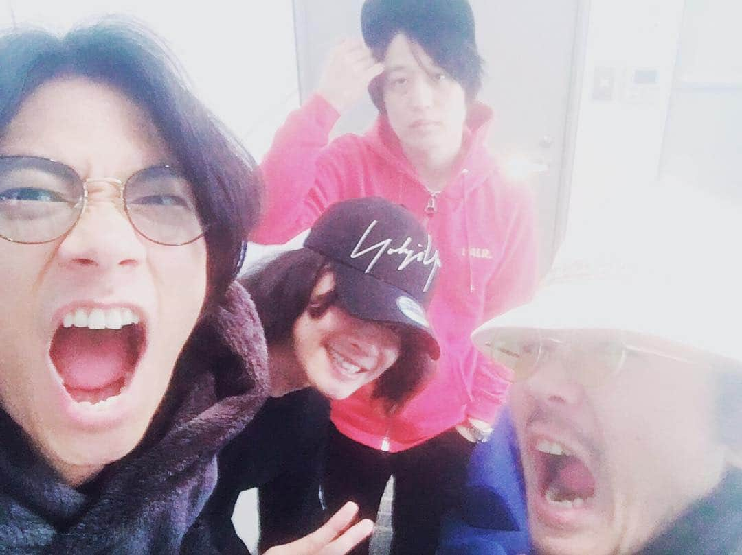 [ALEXANDROS]さんのインスタグラム写真 - ([ALEXANDROS]Instagram)「We're in Fukuoka!﻿ 福岡ついたーーーーーーー！！！！﻿ ﻿ 今夜はチャレラジでます。﻿ お楽しみに。洋平﻿ ﻿ ﻿ #fm福岡﻿ #ラジゴンありがとうございました﻿ #crossfm﻿ #challengeラヂヲ」1月17日 17時00分 - alexandros_official_insta