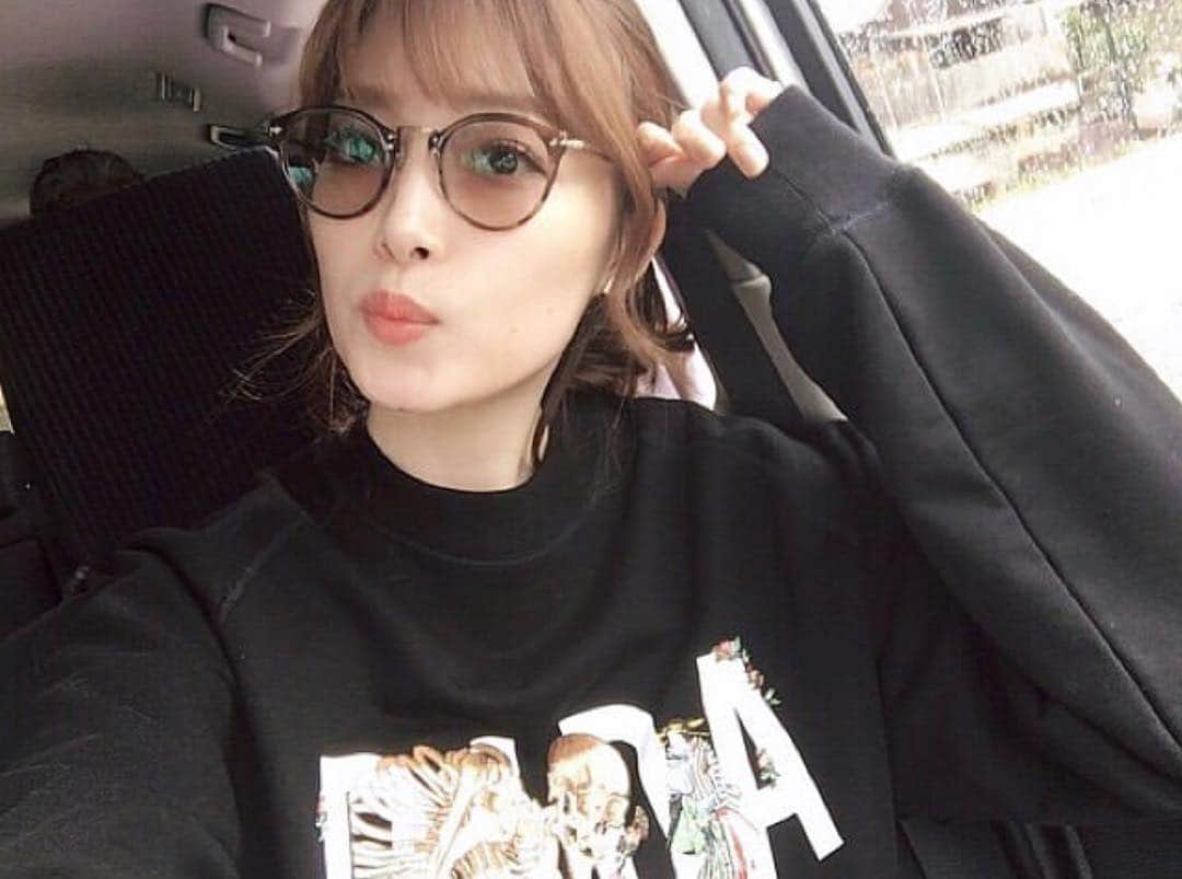 中山絵梨奈のインスタグラム：「🕶🌞😌🎶 . #glasses #dada」