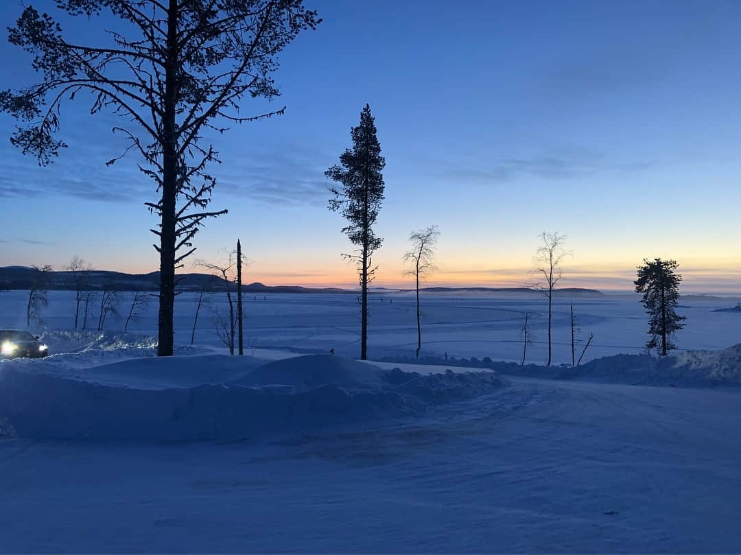 ルーク・エヴァンズさんのインスタグラム写真 - (ルーク・エヴァンズInstagram)「Ready to start a very fun day with #gift @jaguar #iceacademy driving on a frozen lake in -27degrees. Definitely not sunbathing weather ❄️❄️❄️❄️」1月17日 17時08分 - thereallukeevans