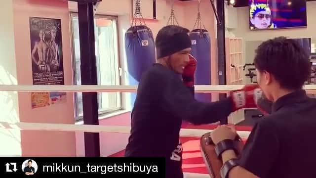 のインスタグラム：「何よりも寝癖が気になりますが最後は笑顔😀  #Repost @mikkun_targetshibuya with @get_repost ・・・ スーパーモデルZOEさんのミット打ち🥊 #寝癖  #ZOE さん #モデル #メンズモデル #スーパーモデル #インスタ映え #キックボクシング #健康美 #健康 #美ボディ #kickboxing #gym #fitness  #training #workout  #フィットネス #トレーニング #筋肉 #ボディメイク  #ダイエット #渋谷 #netflix #テラスハウス #トレーナー #trainer #rise #rizin #targetshibuya #newera」