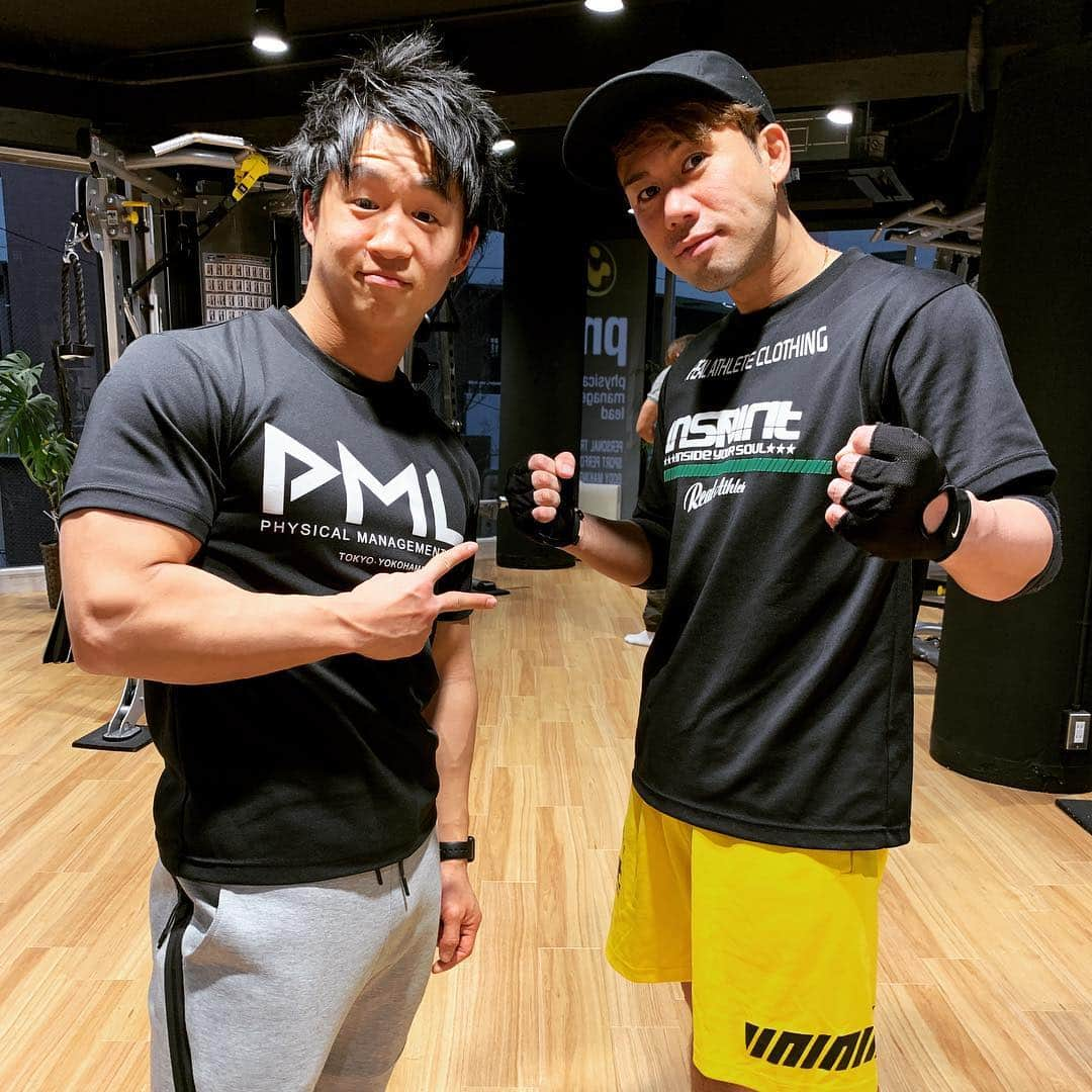 川畑要さんのインスタグラム写真 - (川畑要Instagram)「2日連チャントレ💪💪 カラダ小さくなったから頑張らねば‼️ なぜかファイティングポーズな俺（笑） 💪(￣^￣)ゞ要 #川畑要 #chemistry #singer #かなめ屋 #pml代官山#トレーニング#inspiritjapan」1月17日 17時22分 - kawabata1979