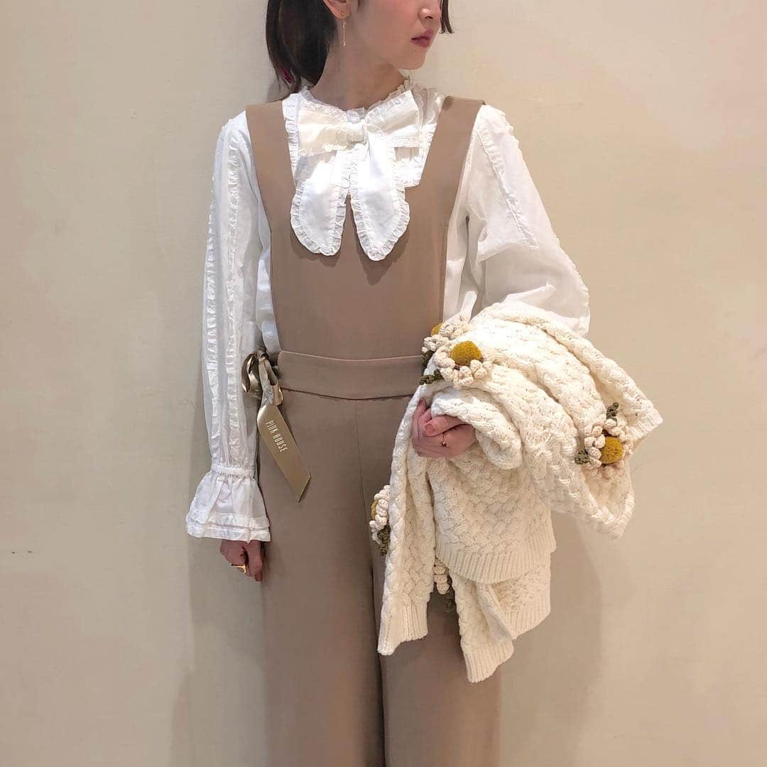 PINKHOUSE CHELSEAさんのインスタグラム写真 - (PINKHOUSE CHELSEAInstagram)「💐 👒🕊 White×Beige Code 👒🕊 . リボンブローチ付きブラウス🎀 col:Redcheck.Blackcheck.Pinkcheck.Mintcheck.White.Black size:F price:¥22,000+tax PINKHOUSEの商品です🕊 . ロゴサテンリボン付きオールインワン🎀 col:Pink.Beige.Black size:S.M price:¥22,000+tax . ひなぎくモチーフカーディガン🌼 col:Black.Ivory.Red.Mint size:F price:¥36,000+tax PINKHOUSEの商品です🕊 . . #pinkhousechelsea  #pinkhouse #ピンクハウス #ピンクハウスチェルシー #ブラウス#フリル#リボン#オールインワン#ロゴ #サテンリボン #新作 #カーディガン #ひなぎく  #ベージュ #白 #beige #White #newarrivals #kawaii #blouse #allinone#ribbon #fashion #girly #code #ootd #outfit #casual」1月17日 17時41分 - pinkhouse_chelsea