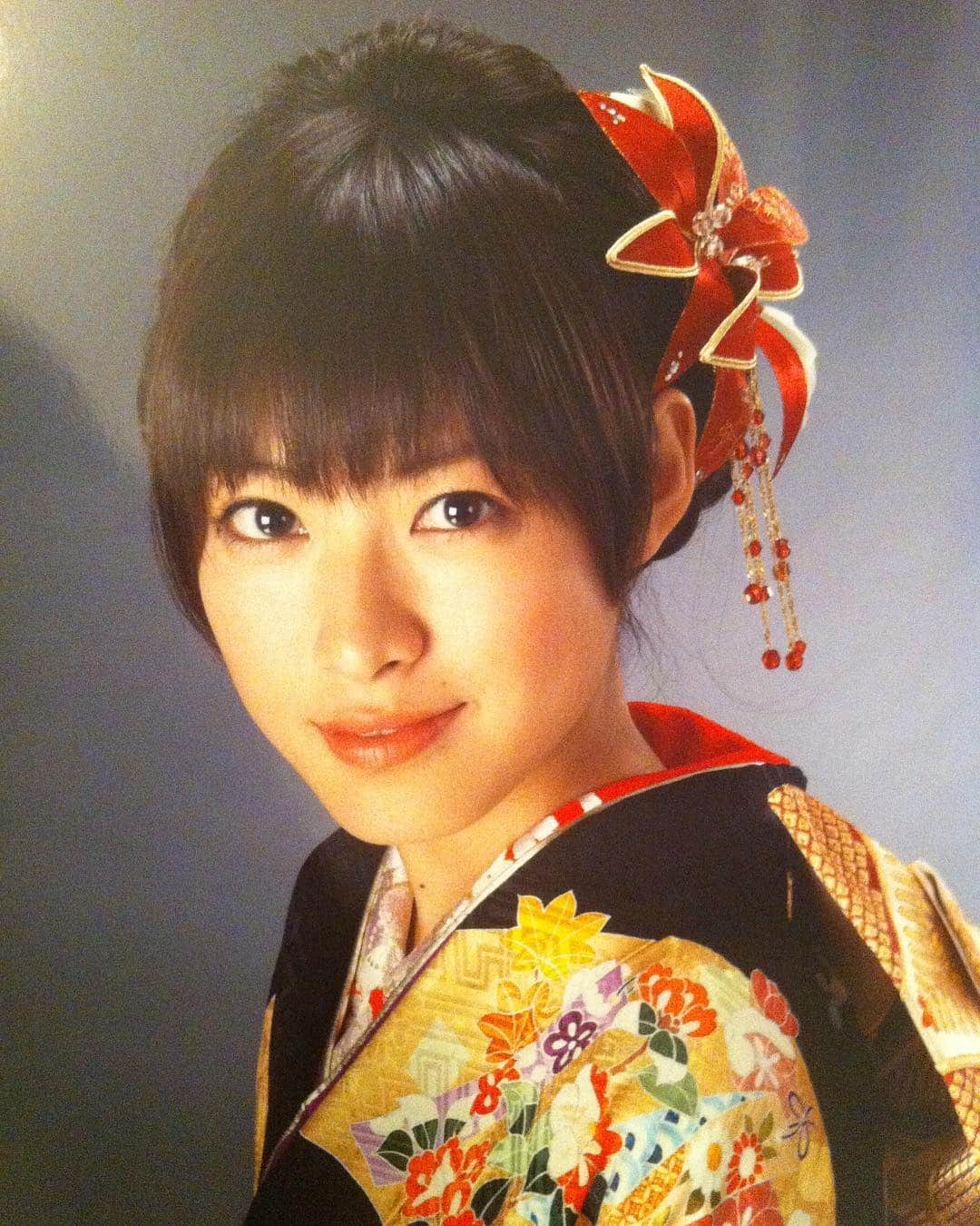 瀧本美織のインスタグラム：「成人の日から数日経ってしまいましたが新成人の皆さまおめでとうございます🎉そんなわけで懐かしさ満点の二十歳の写真を。そして！今夜8時〜「刑事ゼロ」第二話の放送です👱🏻‍♀️皆さん準備はOKですか🙆‍♀️⁇ #ドラマ#刑事ゼロ#木曜ミステリー#成人の日」