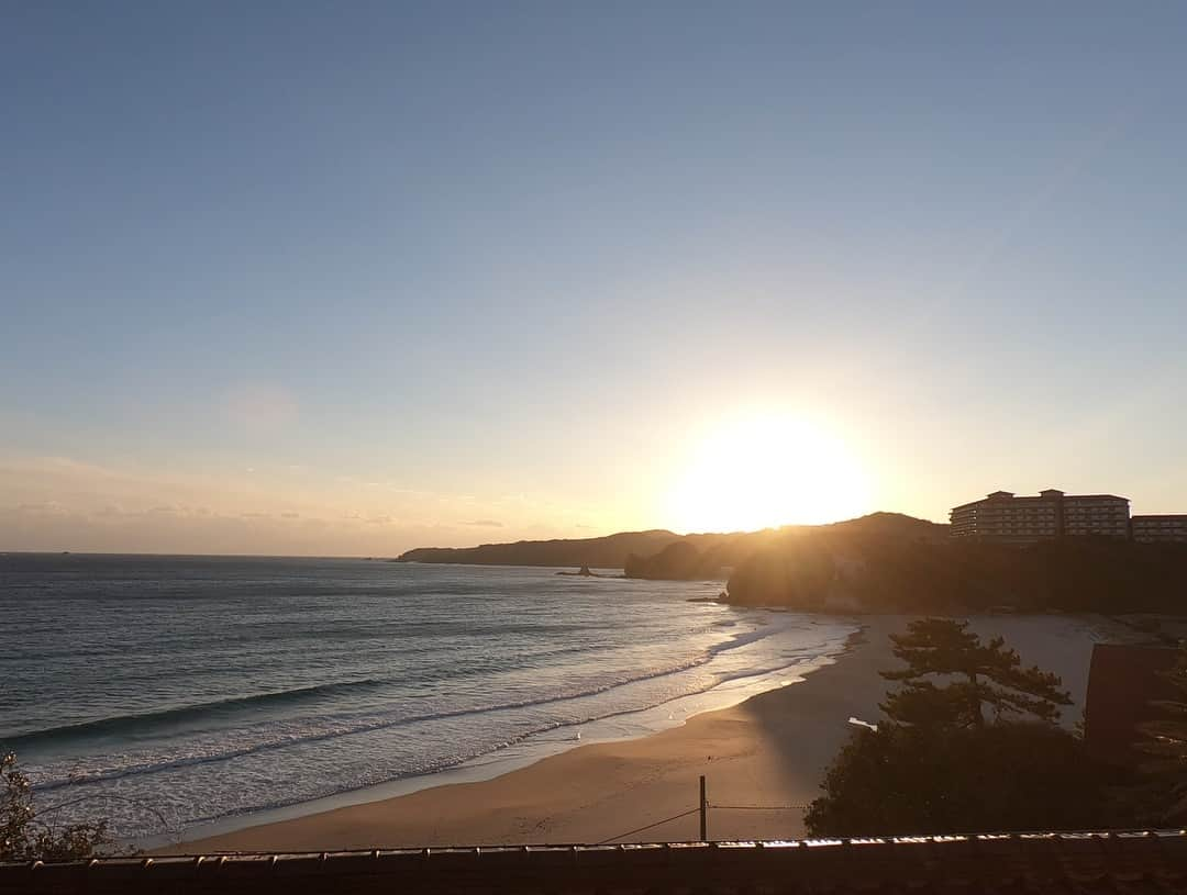 坂元美香さんのインスタグラム写真 - (坂元美香Instagram)「. scenery too wonderful to see. sunset @yamatokan . #sunsetphotobyMikaSakamoto #wonderfullocation #sunset #夕日 #夕陽 #サンセット #下田大和館 #伊豆 #下田 #伊豆下田 #絶景 #多々戸浜 #坂元伊豆下田の旅 #坂元旅ログ」1月17日 18時51分 - mika_saka