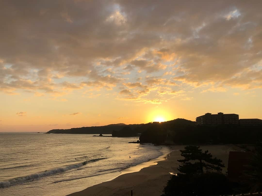 坂元美香さんのインスタグラム写真 - (坂元美香Instagram)「. scenery too wonderful to see. sunset @yamatokan . #sunsetphotobyMikaSakamoto #wonderfullocation #sunset #夕日 #夕陽 #サンセット #下田大和館 #伊豆 #下田 #伊豆下田 #絶景 #多々戸浜 #坂元伊豆下田の旅 #坂元旅ログ」1月17日 18時51分 - mika_saka