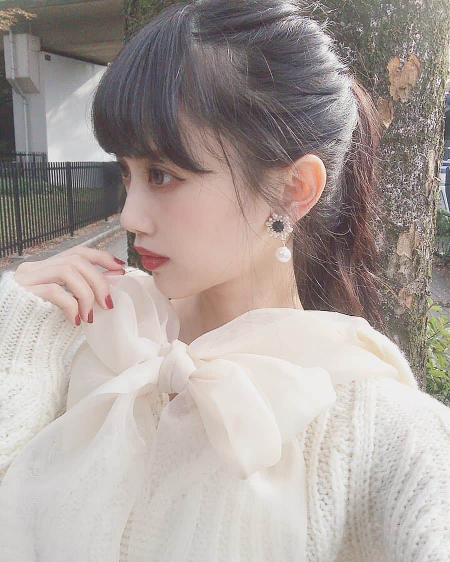 酒元麻衣（まいへー）のインスタグラム：「LARMEディレクターズブランドのKISSILLY(キスリー)がオープンしました💋 @kissilly_official  先日撮影で、キスリーのお洋服を沢山着させていただきました！とっても可愛かったです(^^)私の一番お気に入りはこちらの大きなリボンが印象的なニットです🎀キスリーぜひチェックしてみてね＾＾ #KISSILLY  #LARME  #キスリー  #ラルム  #LARMEディレクターズブランド」