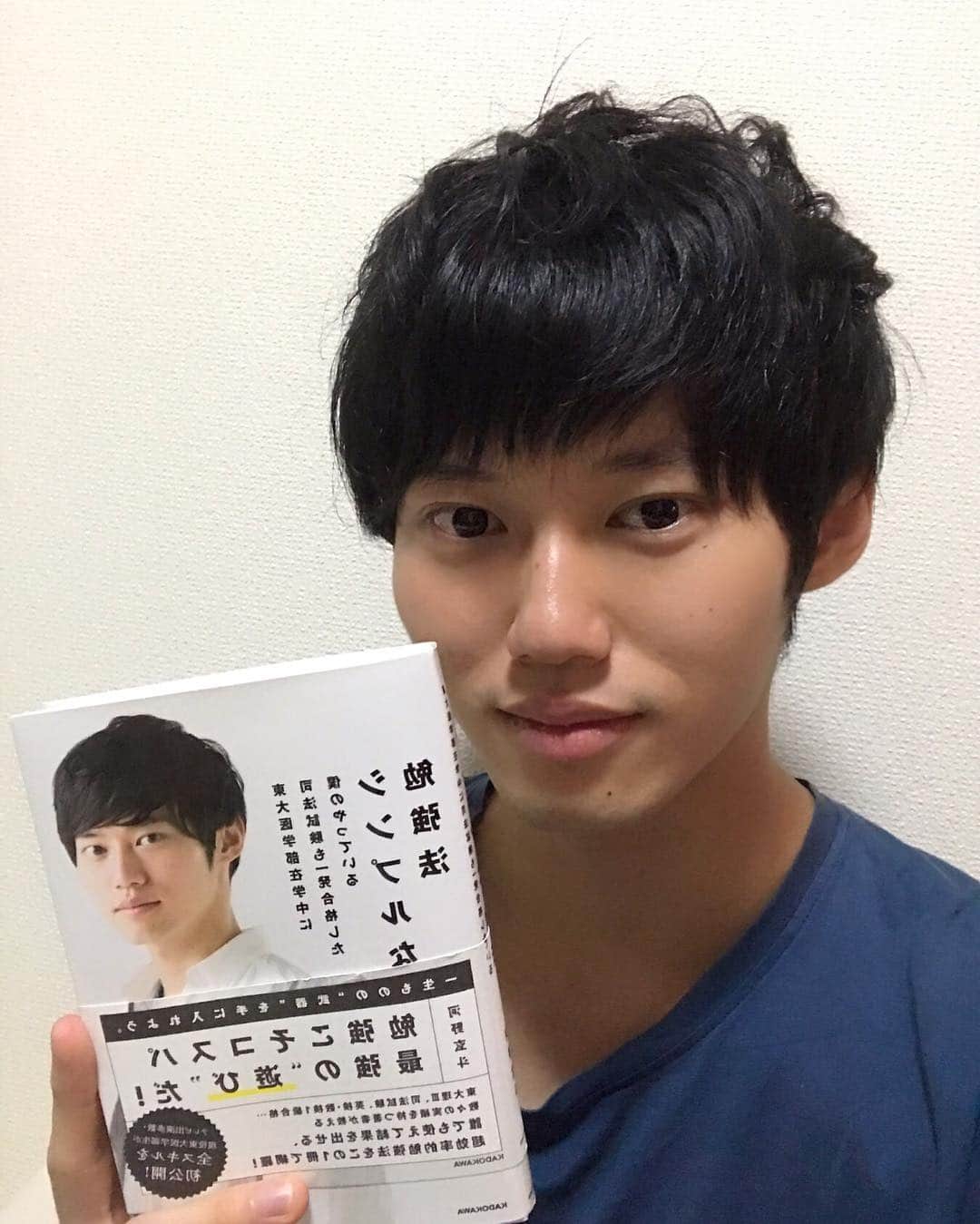 河野玄斗のインスタグラム：「今更かもしれないけど、初書籍「シンプルな勉強法」出てるから買って読んで感想聞かせてほしい！！！ 絶対勉強したい気分にさせてみせるよ！！！今6万部(ありがとうございます🙏)だけど、10万部行きたい！！！プレジデントさんにも取材されたよ！！！ https://president.jp/articles/-/27249  後、そろそろ毎日インスタ投稿しようと思ってるよ！だけど投稿する内容既にネタ切れしてきてるよ！どうしよう！」