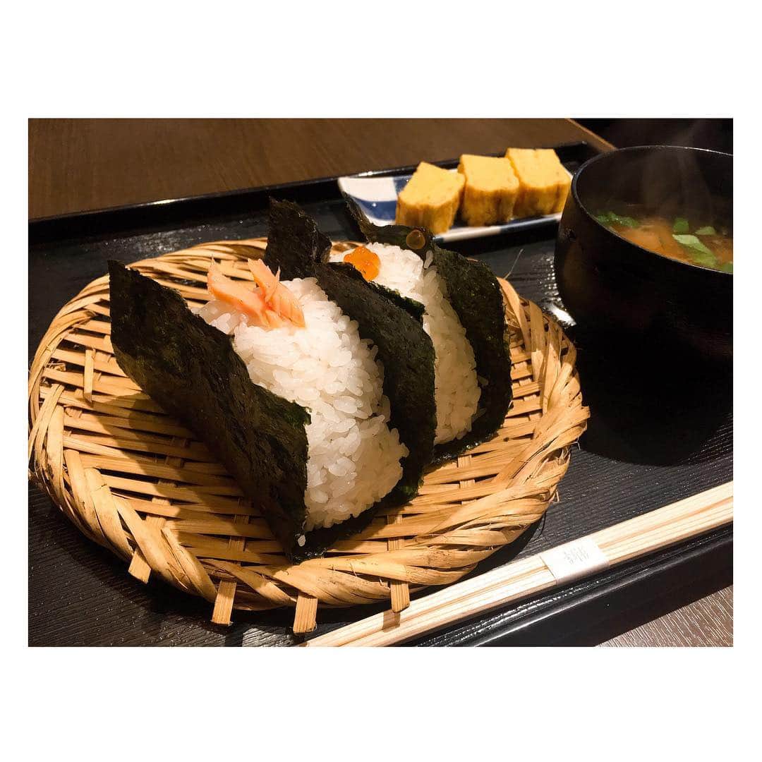 のインスタグラム：「きょうは #おむすびの日 🍙 阪神・淡路大震災のとき、ボランティアの皆さんによるおむすびの炊き出しが人々を助けたことから、2000年に制定されたそう。 ． 美味しくて、エネルギーが湧いて、なによりホッとする。日本人の生活に根付いている、最強のごはんだと思っています🍙 そして今日は改めて、自宅の防災グッズを見直すことにしよう。 ． 写真は先日の #おひつ膳田んぼ 。 大きめサイズが私的にベスト。２つでちゃんとお腹いっぱいになります。お米の産地が日によって変わるのも楽しいお店です。 #おにぎり #おむすび  #おにぎりだいすき #ごはんを食べよう #まどかとごはん」