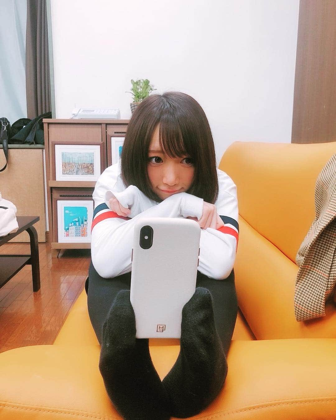 清水あいりさんのインスタグラム写真 - (清水あいりInstagram)「撮影でした。 前髪少し巻いてもらったら なんか印象変わった…？🙈💕 #足でiPhoneを支えながら自撮りする人🤳 #盛れとるやないかと思ったらいいね #行儀悪いと思ったらいいね #とにかくいいね」1月17日 21時22分 - shimizuairi