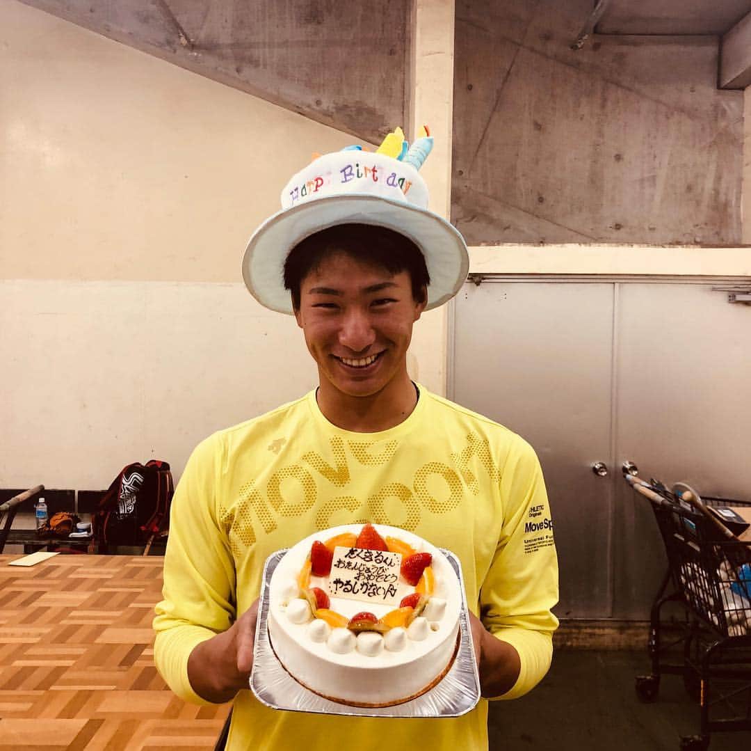 八百板卓丸のインスタグラム：「22歳になりました🎉 自主トレメンバーに祝ってもらいました！！ 良い1年になるよう頑張ります。  自主トレも残り2日、全力で頑張ります。  #22歳 #今年も沖縄で誕生日を迎えました  #内田さん #足立さん #変顔 #たくさんのお祝いメッセージありがとう」