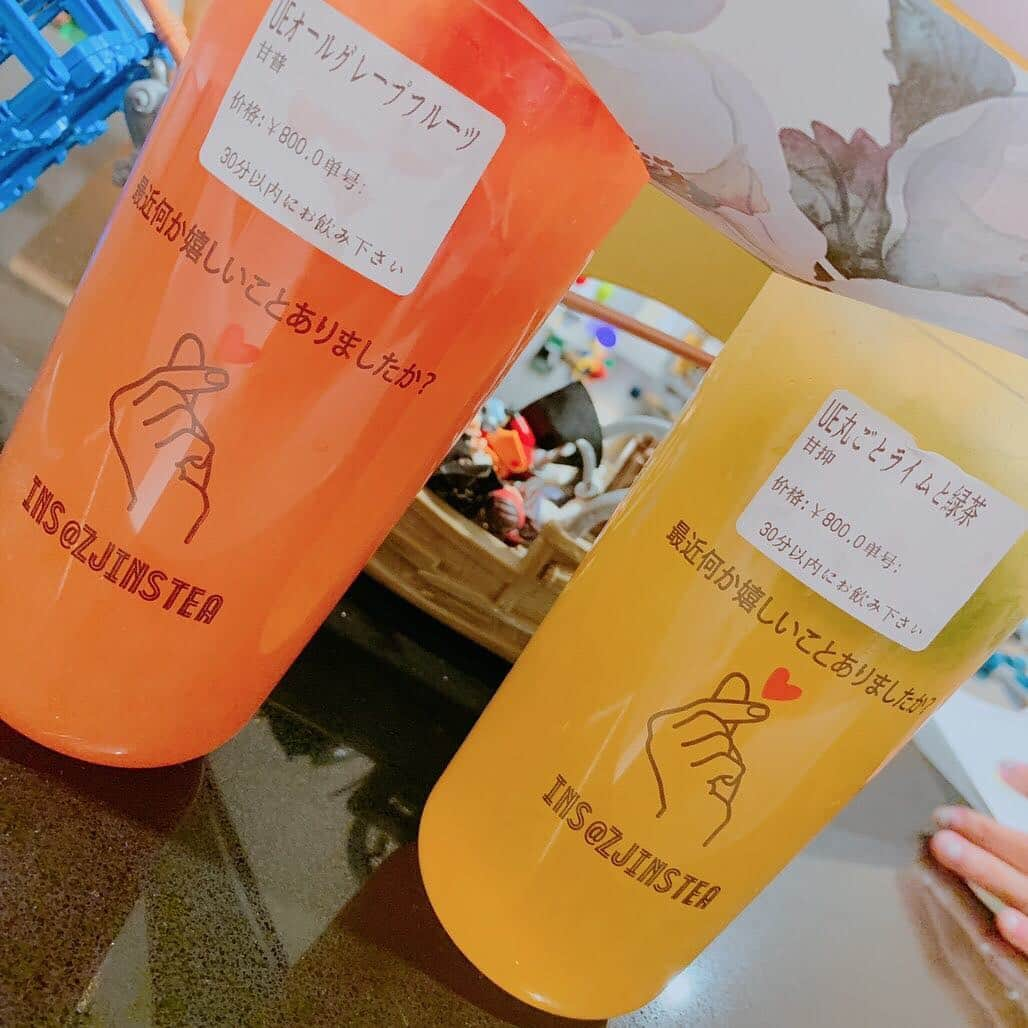 倖田來未さんのインスタグラム写真 - (倖田來未Instagram)「ZJins Tea﻿(@zjinstea ) これはどこの飲み物なのだろうか。﻿ ジャスミンティーとフルーツとか言って最高やん！てことで、頼んでみた💖﻿ なんかね。。。﻿ なかなか、変わった味でした。﻿ ですが、なかなか、最後はやみつきなって、二本とも飲み切りました。﻿ 結果また飲みたいと思う味でした爆笑﻿ ﻿ #最近嬉しいこと？？ #ママだーいすき #といった息子にチューされた後に #すごい勢いで唇ふかれたことかな #ぎゃ！ #それは #涙ちょちょぎれた話やったーーーっ泣 #爆笑 #瑾茶 #zjinstea #ジンスティー #cafe #カフェ #インスタ映え #おいしい #おしゃれ #message #❤️」1月17日 21時51分 - kodakumi_official