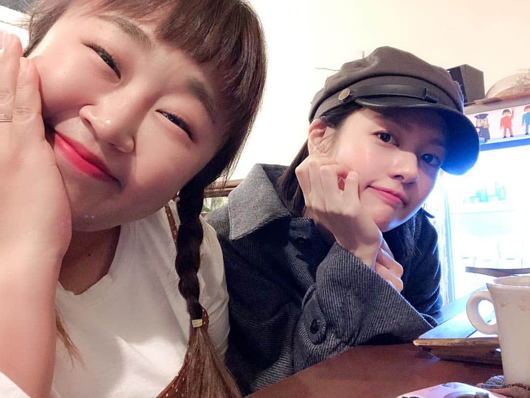 のインスタグラム：「언니처럼 매력있는 언니네 동네에서  먹데이트.  1차:수제버거 2차:카페 아주성공적..! 야호🤟🏻 조만간 또 힐링데이트해♥️ @yunhwahong」