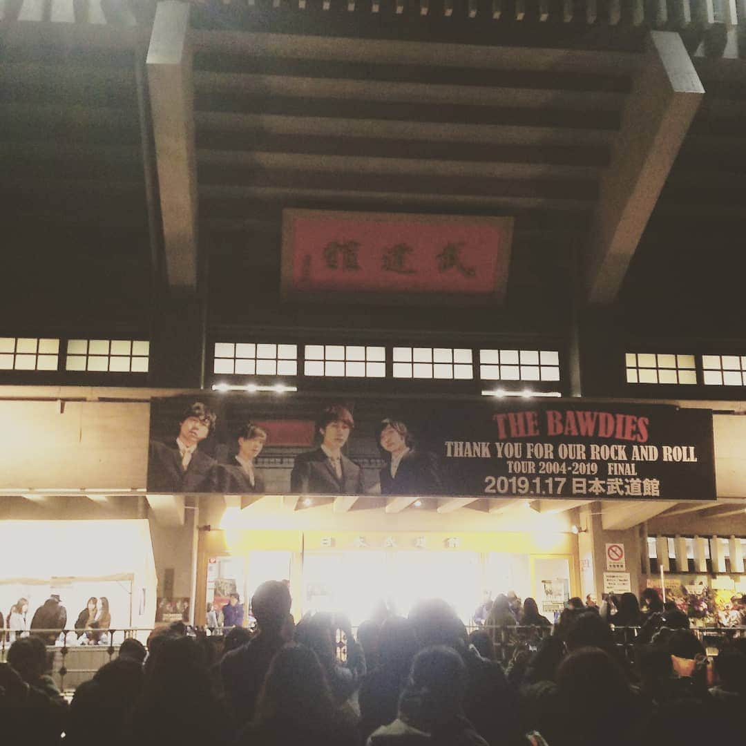 小野竜輔さんのインスタグラム写真 - (小野竜輔Instagram)「THE BAWDIESさんの武道館ライブを観にいかせていただきました！ 最初から最後までとにかくロックンロールで、極太の芯が通ってる人たちは半端じゃなくかっこよかったです。 ６月からツアー始まるみたいやしまた是非とも観に行きたい！ 終わりでROYさんとパシャリ。  #THEBAWDIES #ROY さん#武道館#15周年#ロックンロール#ダイヤモンド#小野」1月17日 23時05分 - onodora0813