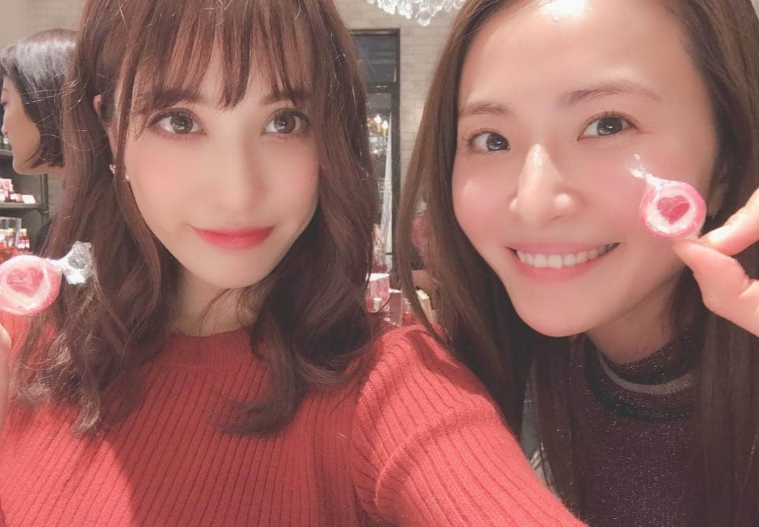 眞木美咲パメラさんのインスタグラム写真 - (眞木美咲パメラInstagram)「愛して止まないSABON のレセプションパーティに行ってきたよ🌹🛀 🥰 ステキなローズの香りに包まれて幸せ❤️ SABON はスクラブとオイルが好きすぎてもう何年も愛用してるの 今回のローズスプラッシュの香りもハマりそう😍 色も可愛い💕 スクラブほしー😝買おうかな...♡ . #中目黒 #SABONマイピンク #SABON  #ローズスプラッシュ #bodycare #lol #bathtime #❤️ #🌹 #ドレスコードは赤とピンク ！」1月17日 23時12分 - pamypamypamy