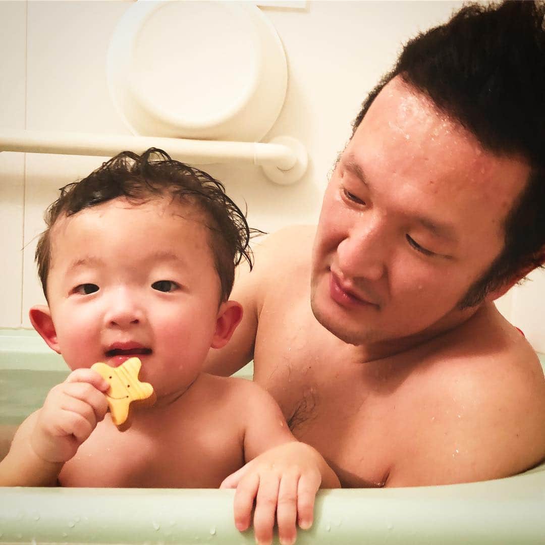 中村獅童さんのインスタグラム写真 - (中村獅童Instagram)「お風呂タイム🛁 #陽喜 #獅童」1月17日 23時38分 - shido_nakamura