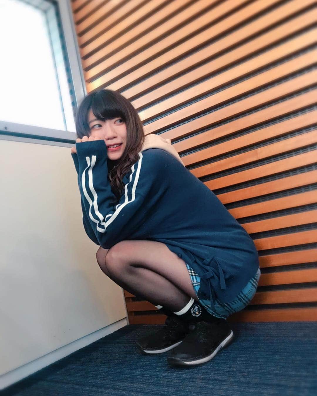 ぱいぱいでか美のインスタグラム：「お気に入りのパーカーにカーデにスカート履いたら ちょっとスクールみが出て照れちゃった、満27歳！ ꙳ #hoodie #hm #cardigan #sox #candystripper  #skirt #meow #sneaker #reebok #俺はインスタグラマーになりてぇ ꙳ Candyのスポーティーだけど可愛いデザイン好きすぎてもはや収集癖なので、 ラインとリボンだらけのカーディガン超お気に入りですごい着てます〜！ H&Mで自分含め親友3人でお揃いにしてクリスマスプレゼントであげた ダサカワなYEAHパーカーも結局あげた本人が気に入るっていう。笑 3人で並んで着ると「YEAH YEAH YEAH」になります。 親友はハロヲタじゃないのにこういうの付き合ってくれる(T . T)♡笑 スカートめちゃくちゃ短いけど絶妙に太ももの太い部分出なくて助かります。 チェックすき〜チェック可愛い〜 象さんの靴下はこれと同じシリーズのセーターも持ってるよ！ また合わせて履きたい。」