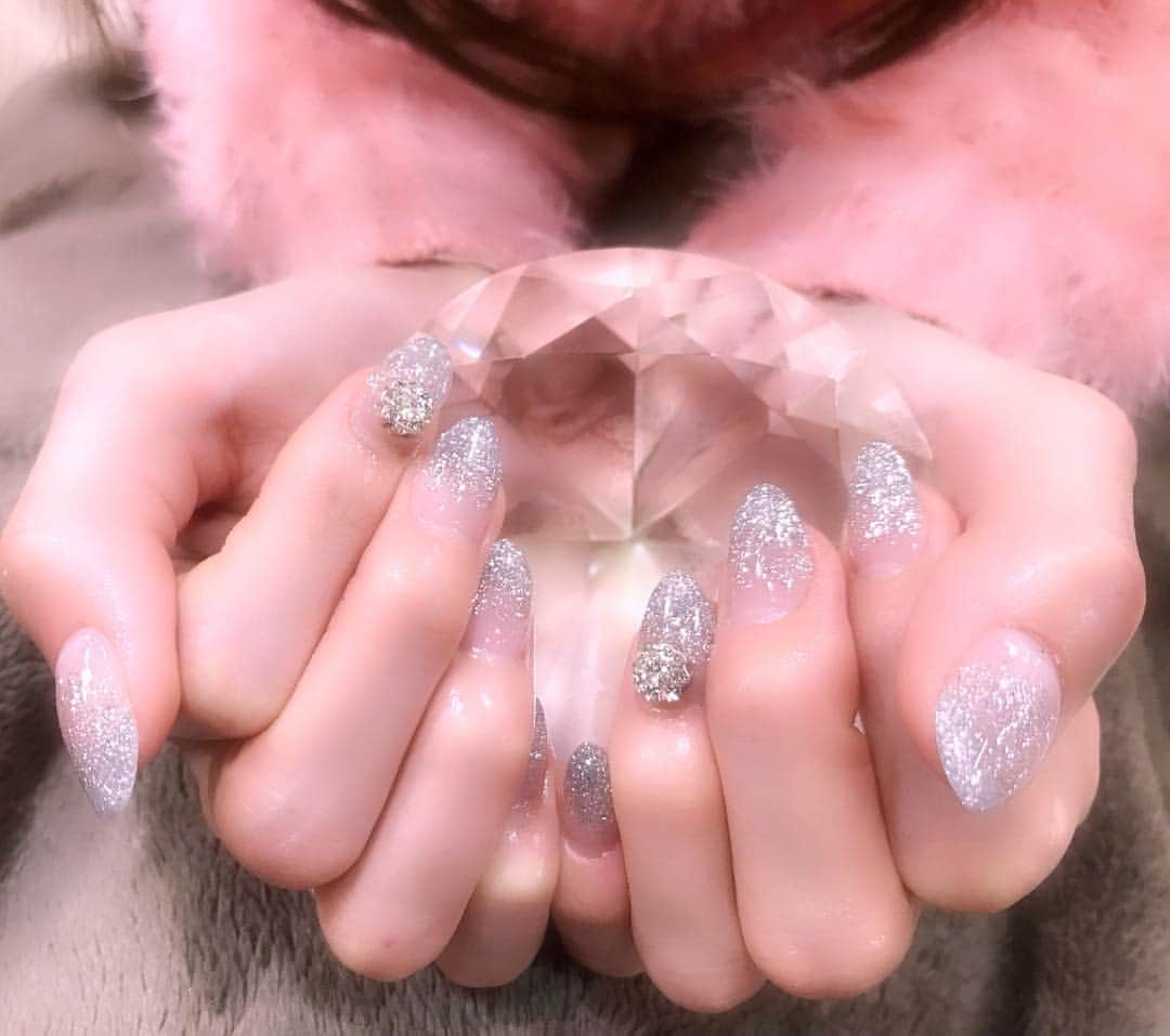 真野ゆりあさんのインスタグラム写真 - (真野ゆりあInstagram)「new nail💅💗 . 久しぶりにネイル復活‪⸜(*ˊᵕˋ*)⸝‬ . スカルプのラメグラ( *˘ ³˘)♡ . やっぱり爪可愛いとテンション上がる🐰💗 . #にゅーねいる💅💞 #ネイル復活  #スカルプネイル  #ラメグラデーション  #シンプルネイル  #可愛い  #爪キラキラなの上がる」1月18日 0時32分 - mano_yuria