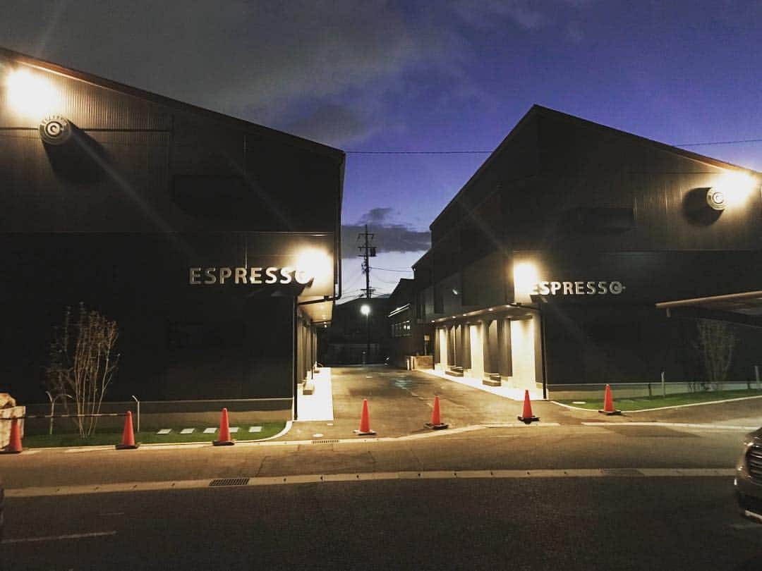 ESPRESSOさんのインスタグラム写真 - (ESPRESSOInstagram)「. . ブルックリンカフェ風アパートメント ESPRESSO【エスプレッソ】 . ESPRESSOシリーズのガレージハウス 【ESPRESSOガレージハウス越戸】 の夜景🌌 照明に照らされたガレージハウスがさらにかっこよく見えます❤︎ . 完成見学会を開催致します✨ . 【ESPRESSOガレージハウス越戸 完成見学会】 🔸日程:1月25日、26日、27日 🔸時間:AM10:00〜PM16:00 🔸場所:愛知県豊田市越戸町尺口139 . ご興味ある方は、お気軽にお越しください😊 . オシャレな暮らし始めませんか？✨ . ESPRESSO清須、入居様募集中です。 ご興味ある方、見学希望の方、お気軽にお問い合わせください✨ . ✴︎今年1月、豊田市にESPRESSOガレージハウス 誕生します💫 . ☆入居者様、オーナー様募集中☆ . #ブルックリン #カフェ風#賃貸アパート#インテリア#ブルックリンカフェ風アパートメント#隠れ家#ブルックリンスタイル #完成見学会#雑貨#女子#オシャレ#一人暮らし #キッチン#espresso#ロフト#おしゃれ#名古屋#カフェ#憧れ#カップル #サロン#ペット可#入居者募集中#ガレージハウス#不動産#豊田市 #清須市#賃貸#暮らし#建築」1月18日 15時11分 - espresso.fanclub