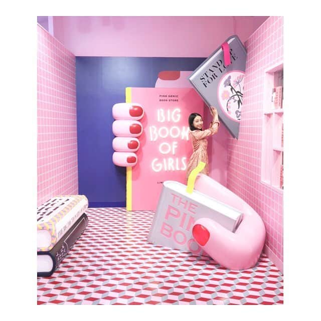 のインスタグラム：「本を出そうとしているのか、 押しつぶされそうになってるのか」