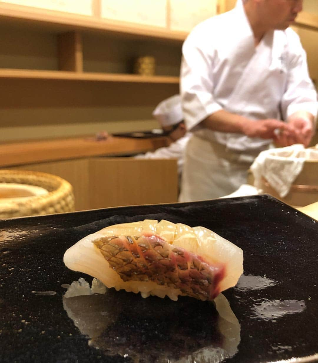 濱野りれさんのインスタグラム写真 - (濱野りれInstagram)「Sushi 'Sugita' #Reservation ➡︎ More than half year #Taste ➡︎ A＋ JPY 35.000 I finally got here😂✨ I cannot take my eyes off chef Sugita...when he is pressing Sushi, it's very beautiful and professional. I can see that he is hearing voice from sushi, or talking to sushi. I don't know which is😂 But it's just beautiful!! I'm very happy to be here...☺️💓 . やっとこれた杉田さん! おいしいって言うたびにニコってしてくれる大将はとっても優しい雰囲気の方でした!お寿司を握る杉田さんは神秘的で美しくて、目が離せない三時間半でした✨素敵な時間をありがとうございました！ いっぱいムービー撮っちゃった...!!🤭❤️ . . #rirelog#sugita#nihonbashikakigarachousugita  #sushi#nigiri#tokyoeats#toptokyorestaurants#nihonbashi#tokyogourmet#lovetoeat#eatlover#tabelog#michelinstar#michelinsushi#すぎた#日本橋蛎殻町すぎた#日本橋蛎殻町#日本橋グルメ#蛎殻町#予約困難#食べログ高評価#食べログ4#お寿司#鮨#グルメ記録#東京グルメ#ミシュラン一つ星」1月18日 13時56分 - riregram