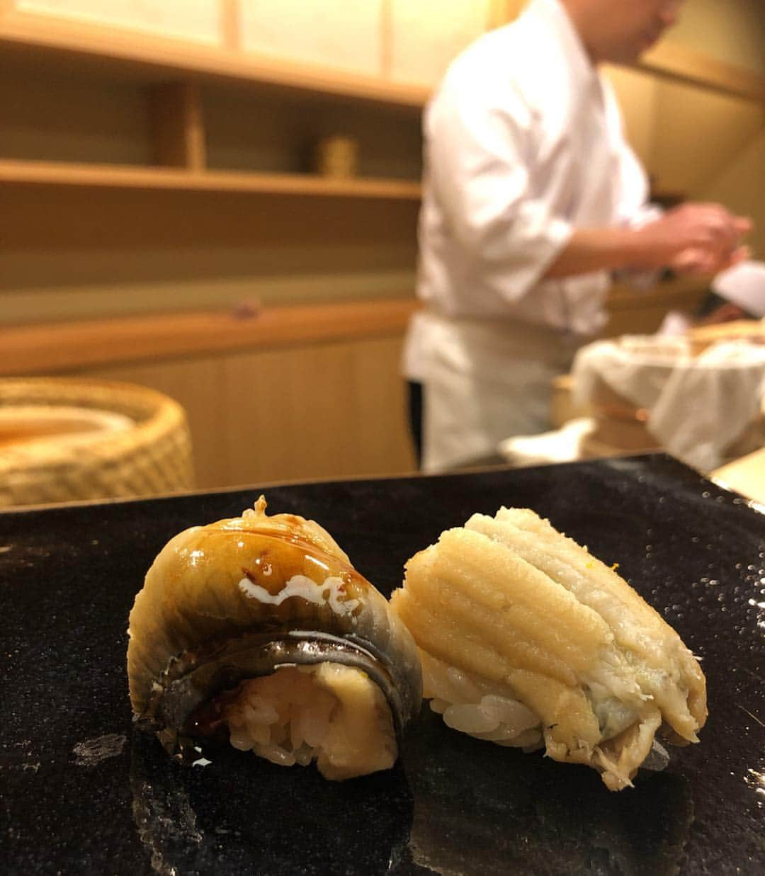 濱野りれさんのインスタグラム写真 - (濱野りれInstagram)「Sushi 'Sugita' #Reservation ➡︎ More than half year #Taste ➡︎ A＋ JPY 35.000 I finally got here😂✨ I cannot take my eyes off chef Sugita...when he is pressing Sushi, it's very beautiful and professional. I can see that he is hearing voice from sushi, or talking to sushi. I don't know which is😂 But it's just beautiful!! I'm very happy to be here...☺️💓 . やっとこれた杉田さん! おいしいって言うたびにニコってしてくれる大将はとっても優しい雰囲気の方でした!お寿司を握る杉田さんは神秘的で美しくて、目が離せない三時間半でした✨素敵な時間をありがとうございました！ いっぱいムービー撮っちゃった...!!🤭❤️ . . #rirelog#sugita#nihonbashikakigarachousugita  #sushi#nigiri#tokyoeats#toptokyorestaurants#nihonbashi#tokyogourmet#lovetoeat#eatlover#tabelog#michelinstar#michelinsushi#すぎた#日本橋蛎殻町すぎた#日本橋蛎殻町#日本橋グルメ#蛎殻町#予約困難#食べログ高評価#食べログ4#お寿司#鮨#グルメ記録#東京グルメ#ミシュラン一つ星」1月18日 13時56分 - riregram