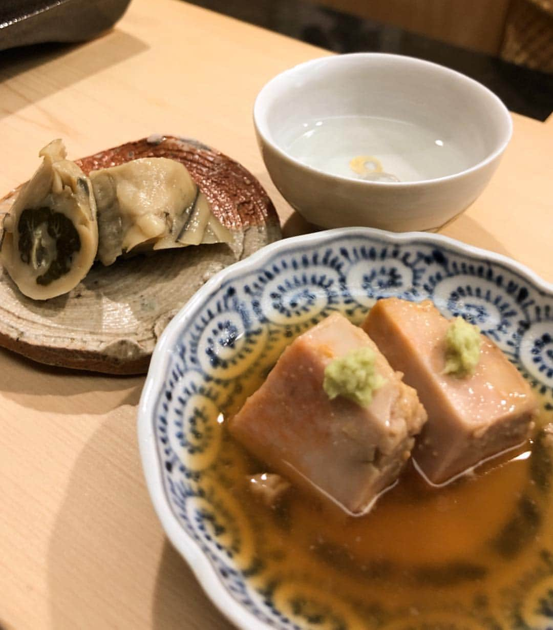 濱野りれさんのインスタグラム写真 - (濱野りれInstagram)「Sushi 'Sugita' #Reservation ➡︎ More than half year #Taste ➡︎ A＋ JPY 35.000 I finally got here😂✨ I cannot take my eyes off chef Sugita...when he is pressing Sushi, it's very beautiful and professional. I can see that he is hearing voice from sushi, or talking to sushi. I don't know which is😂 But it's just beautiful!! I'm very happy to be here...☺️💓 . やっとこれた杉田さん! おいしいって言うたびにニコってしてくれる大将はとっても優しい雰囲気の方でした!お寿司を握る杉田さんは神秘的で美しくて、目が離せない三時間半でした✨素敵な時間をありがとうございました！ いっぱいムービー撮っちゃった...!!🤭❤️ . . #rirelog#sugita#nihonbashikakigarachousugita  #sushi#nigiri#tokyoeats#toptokyorestaurants#nihonbashi#tokyogourmet#lovetoeat#eatlover#tabelog#michelinstar#michelinsushi#すぎた#日本橋蛎殻町すぎた#日本橋蛎殻町#日本橋グルメ#蛎殻町#予約困難#食べログ高評価#食べログ4#お寿司#鮨#グルメ記録#東京グルメ#ミシュラン一つ星」1月18日 13時56分 - riregram