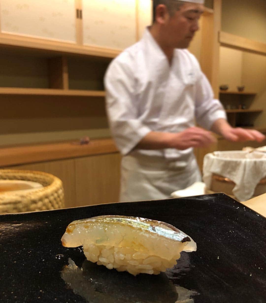 濱野りれさんのインスタグラム写真 - (濱野りれInstagram)「Sushi 'Sugita' #Reservation ➡︎ More than half year #Taste ➡︎ A＋ JPY 35.000 I finally got here😂✨ I cannot take my eyes off chef Sugita...when he is pressing Sushi, it's very beautiful and professional. I can see that he is hearing voice from sushi, or talking to sushi. I don't know which is😂 But it's just beautiful!! I'm very happy to be here...☺️💓 . やっとこれた杉田さん! おいしいって言うたびにニコってしてくれる大将はとっても優しい雰囲気の方でした!お寿司を握る杉田さんは神秘的で美しくて、目が離せない三時間半でした✨素敵な時間をありがとうございました！ いっぱいムービー撮っちゃった...!!🤭❤️ . . #rirelog#sugita#nihonbashikakigarachousugita  #sushi#nigiri#tokyoeats#toptokyorestaurants#nihonbashi#tokyogourmet#lovetoeat#eatlover#tabelog#michelinstar#michelinsushi#すぎた#日本橋蛎殻町すぎた#日本橋蛎殻町#日本橋グルメ#蛎殻町#予約困難#食べログ高評価#食べログ4#お寿司#鮨#グルメ記録#東京グルメ#ミシュラン一つ星」1月18日 13時56分 - riregram