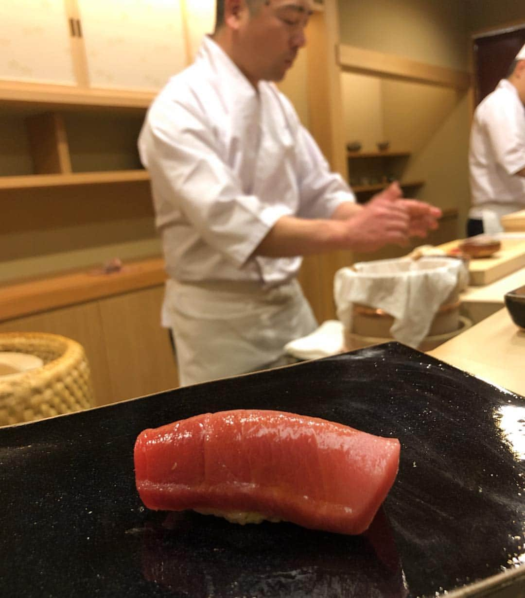 濱野りれさんのインスタグラム写真 - (濱野りれInstagram)「Sushi 'Sugita' #Reservation ➡︎ More than half year #Taste ➡︎ A＋ JPY 35.000 I finally got here😂✨ I cannot take my eyes off chef Sugita...when he is pressing Sushi, it's very beautiful and professional. I can see that he is hearing voice from sushi, or talking to sushi. I don't know which is😂 But it's just beautiful!! I'm very happy to be here...☺️💓 . やっとこれた杉田さん! おいしいって言うたびにニコってしてくれる大将はとっても優しい雰囲気の方でした!お寿司を握る杉田さんは神秘的で美しくて、目が離せない三時間半でした✨素敵な時間をありがとうございました！ いっぱいムービー撮っちゃった...!!🤭❤️ . . #rirelog#sugita#nihonbashikakigarachousugita  #sushi#nigiri#tokyoeats#toptokyorestaurants#nihonbashi#tokyogourmet#lovetoeat#eatlover#tabelog#michelinstar#michelinsushi#すぎた#日本橋蛎殻町すぎた#日本橋蛎殻町#日本橋グルメ#蛎殻町#予約困難#食べログ高評価#食べログ4#お寿司#鮨#グルメ記録#東京グルメ#ミシュラン一つ星」1月18日 13時56分 - riregram