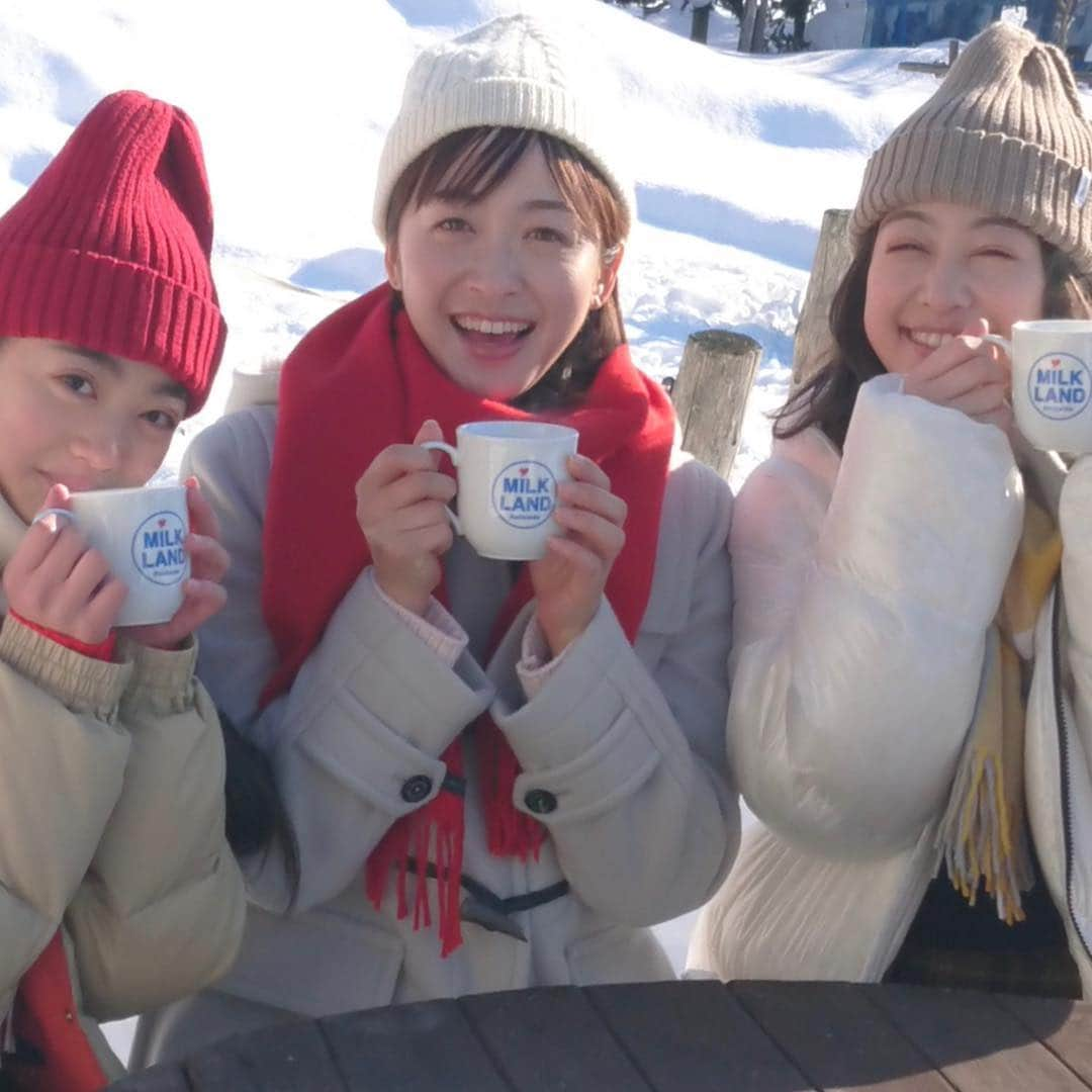 黛英里佳さんのインスタグラム写真 - (黛英里佳Instagram)「先日北海道でミルクランド北海道の撮影をしてきました🤗🐄 この頃北日本は寒波の影響で猛吹雪のところも多いかと思いますが😣❄️ 撮影をした日は見事なお天気☀️ 風もなく羊蹄山も綺麗に見えて😍 久しぶりの妹たちとも楽しい撮影ができました😆💕 いやでも寒かった🤣 そしてそして、またまた電車ジャック！！ しちゃいます🤩 ・ ■JR東日本「山手線」：平成31年2月16日（土）～28日（木） ■Osaka Metro「御堂筋線」：平成31年2月10日（日）～23日（土） ■名古屋鉄道「名古屋本線・常滑線・空港線」：平成31年2月12日（火）～25日（月） ・ 北海道ではCMも流れる予定です！ みなさまぜひチェックしてみてくださいね😊 #足開きすぎ #北海道 #羊蹄山 #牧場 #牛乳 #ミルク #ミルクランド北海道 #北海道は牧場日和」1月18日 14時27分 - erikamayuzumi_official