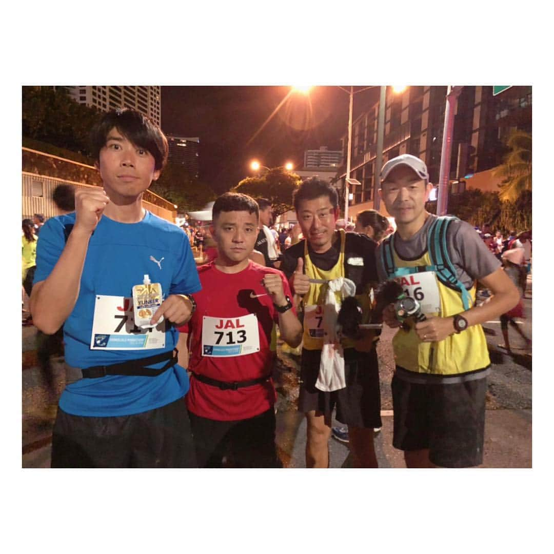 伊藤舞さんのインスタグラム写真 - (伊藤舞Instagram)「🏃‍♂️🏃‍♂️ パラシュート部隊の ホノルルマラソン挑戦！ 今夜完結します。 . 出場者3万人の大会に 9人のクルーで乗り込んだ今回。 優さんぺぺさんの激走を 2人のカメラマンも一緒に走りながら 全てを撮影しています。 . 私たちも、アプリで位置やタイムを確認しながら 3万人の中から2人を探し、 追いかけ、応援しました。 . 頑張ったパラシュート部隊の姿、 ぜひみなさま見守ってください！ . 今夜7時から放送です。 . . #頑張るキミに花束を #🏃‍♂️🏃‍♂️ #ホノルルマラソン #パラシュート部隊 #優さん号泣 #私も涙 #4時間39分台 #クリアなるか #ぜひご覧ください」1月18日 14時35分 - maiito_fbs