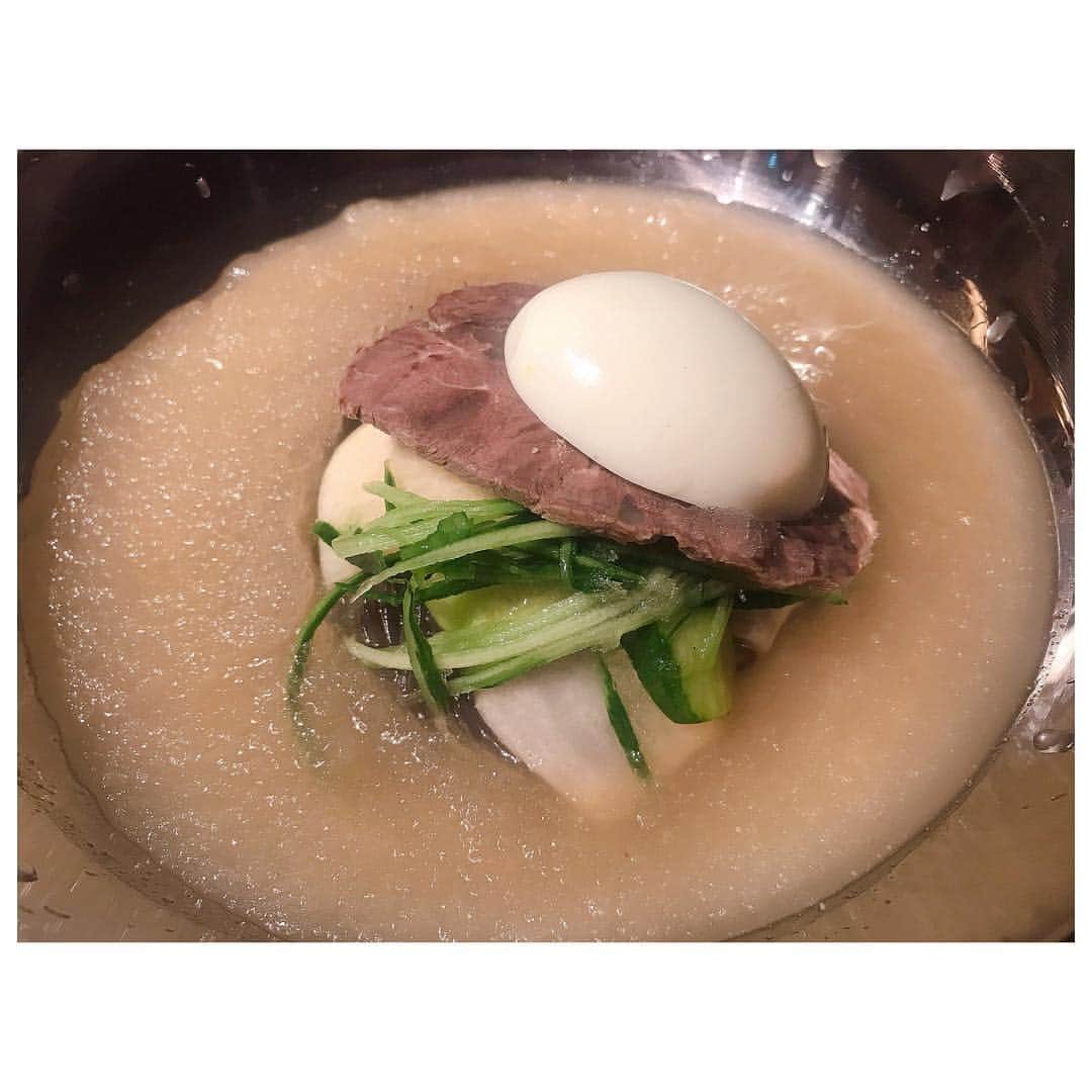のインスタグラム：「ハワイのユッチャンが日本に来たよー。 って事で昨夜は @yuchuntokyo のレセプションへ。 ユッチャンの鉄板のシャリシャリ冷麺とLAカルビ。 この前行ったハワイで食べ損ねたから嬉しい☺️ 本日OPENですよー👏 #yum #yummy #冷麺 #ユッチャン冷麺 #ユッチャン六本木」