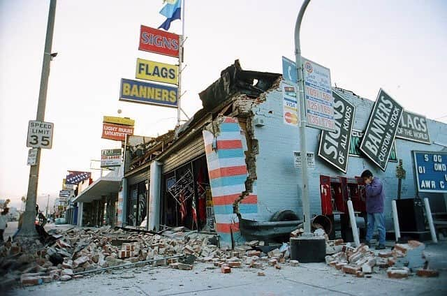 マイケル・ジャクソンさんのインスタグラム写真 - (マイケル・ジャクソンInstagram)「On January 17, 1994, a terrifying earthquake shook the San Fernando Valley, leaving thousands of people homeless. Michael responded by donating money, washers and dryers, and visits to Universal Studios to provide some respite to the victims. #MJHumanitarian」1月18日 7時47分 - michaeljackson